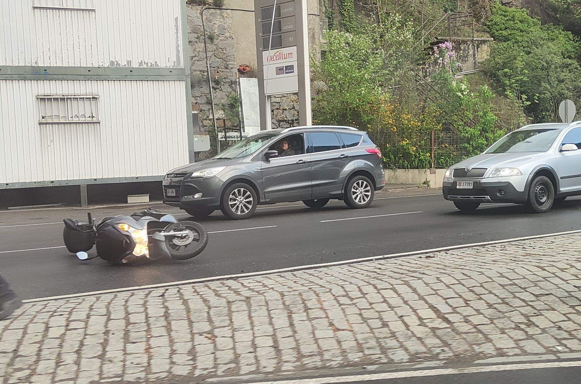 La moto accidentada encara al bell mig de la via.
