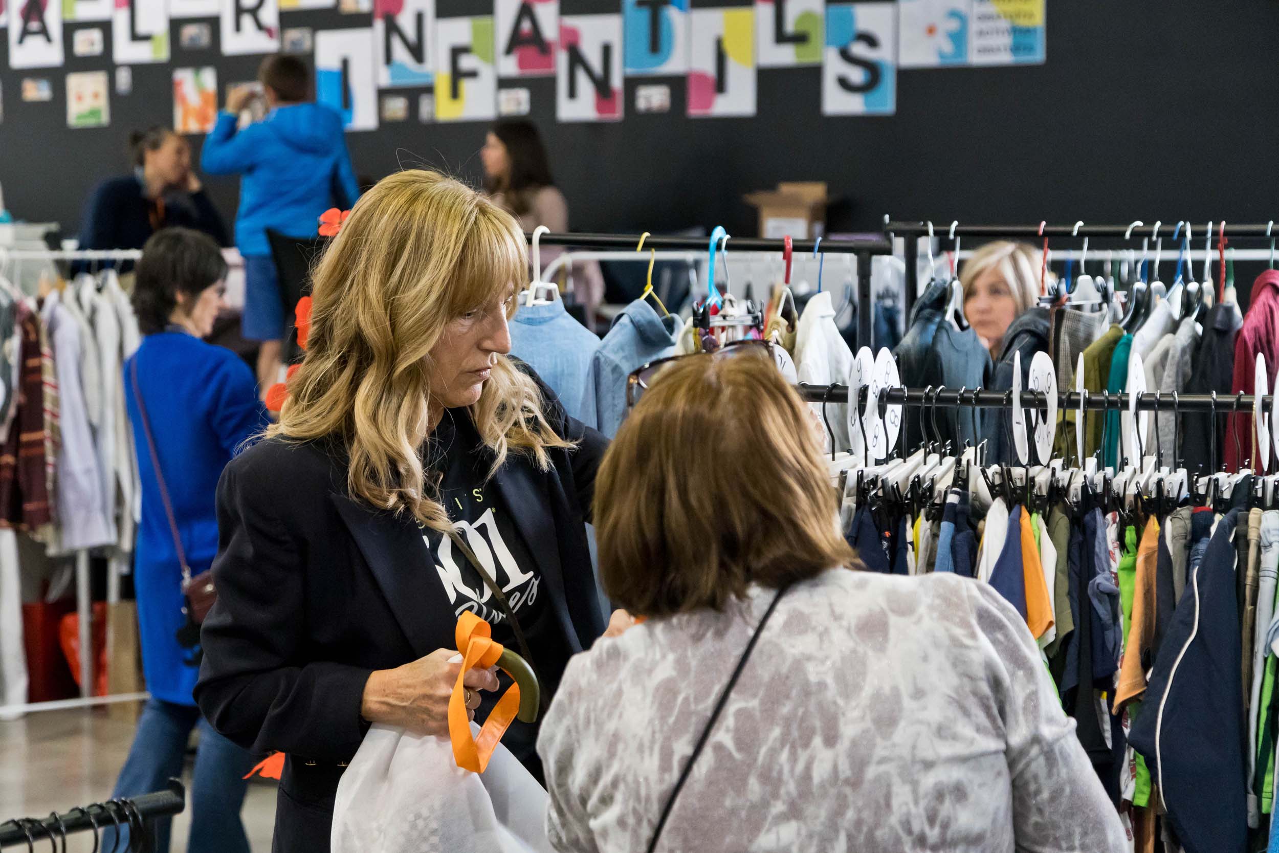 Assistents de la mostra de peces de roba de segona mà.