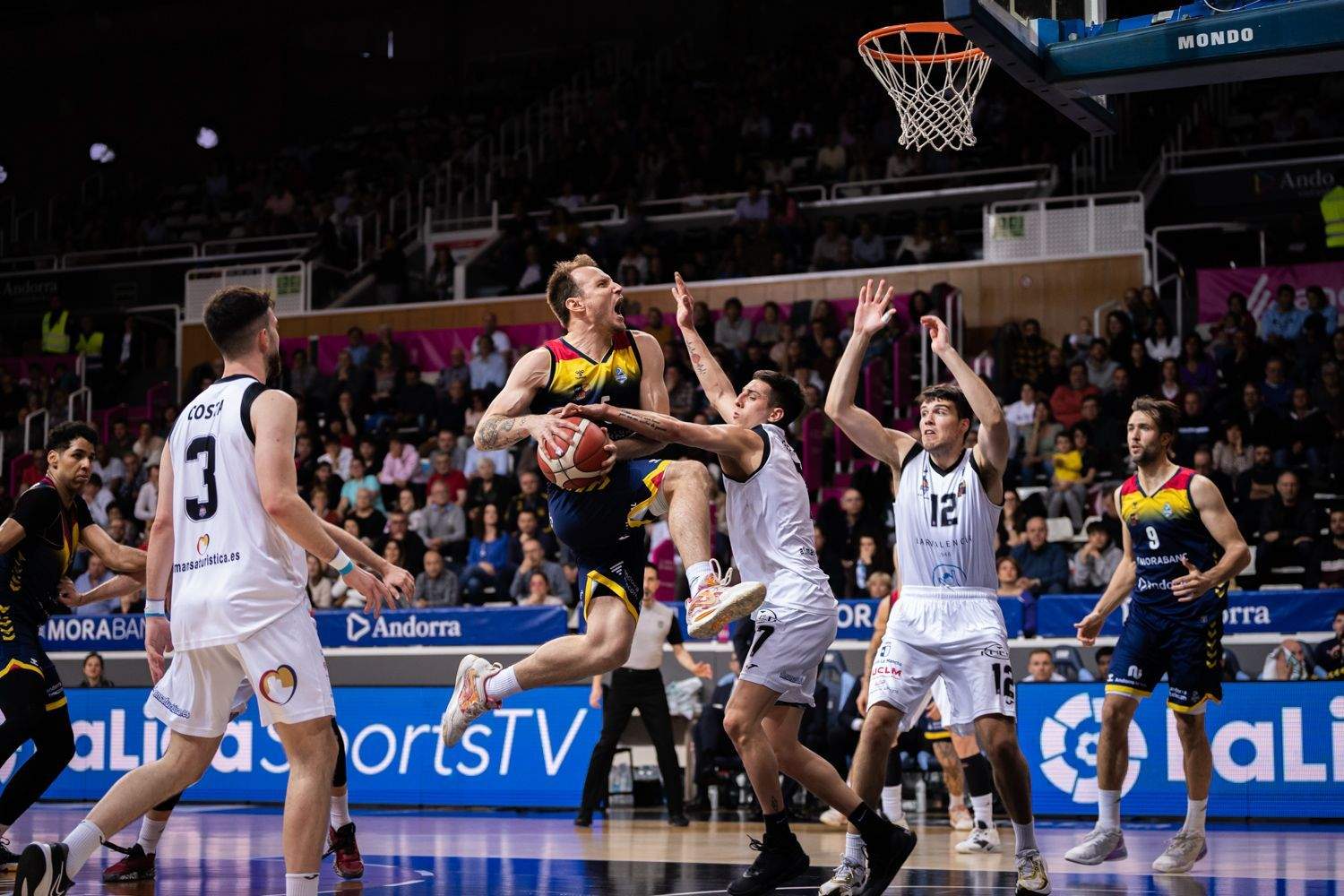 Rafa Luz entra a cistella en el partit d'aquest dissabte.