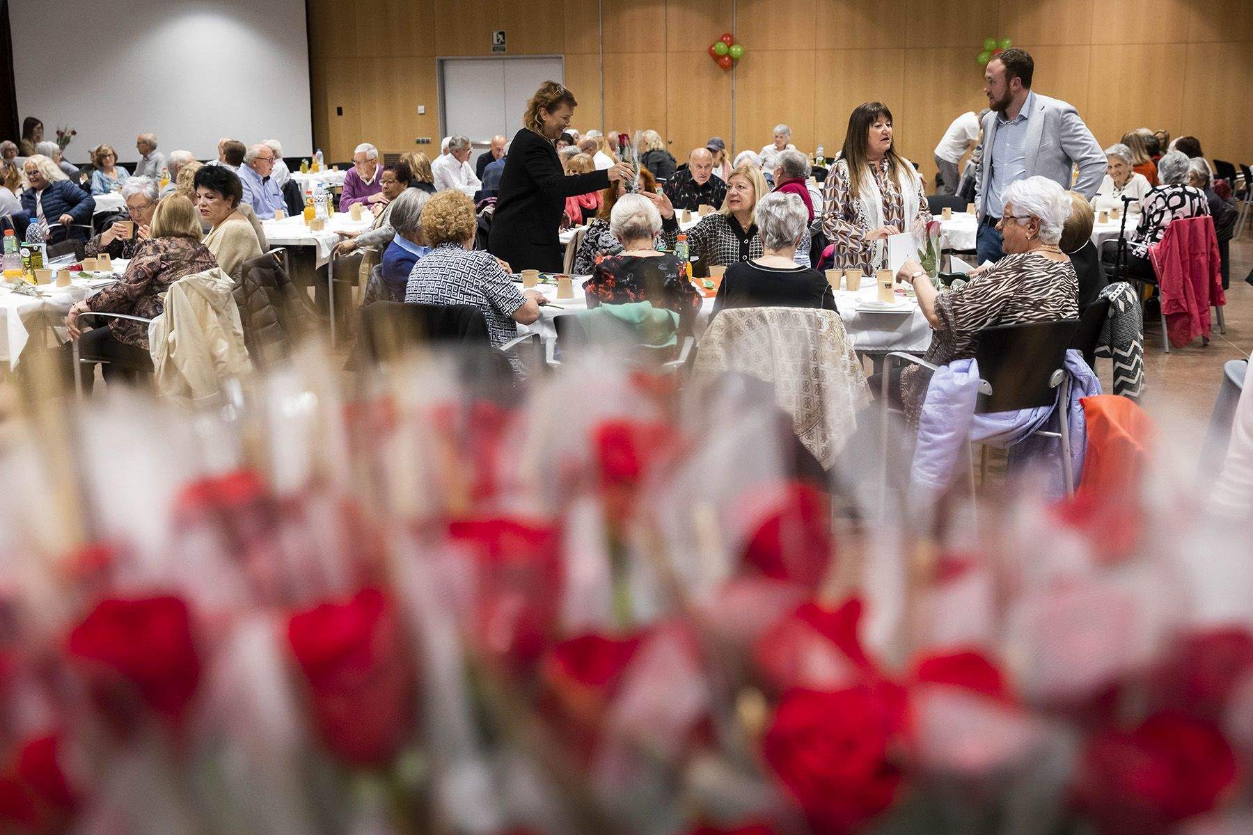 Roses i llibres protagonistes, és clar, en la festa de Sant Jordi per a la gent gran al Centre de Congressos.