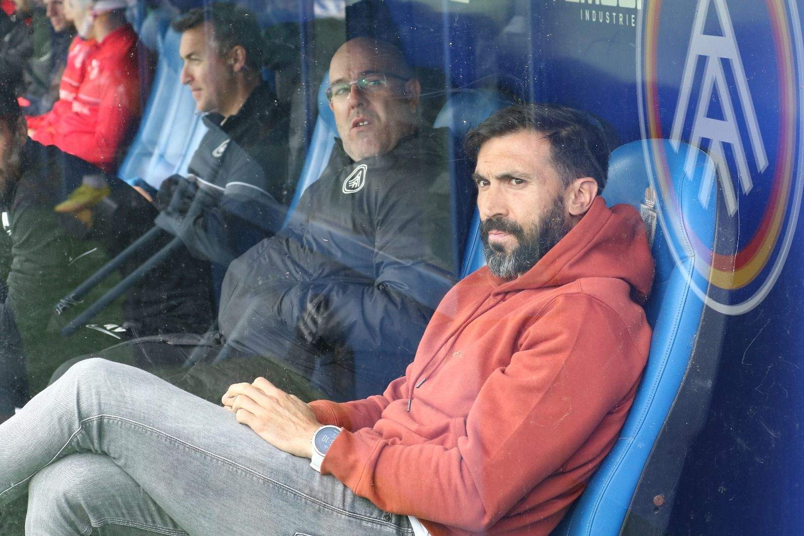 Eder Sarabia assegut a la banqueta.