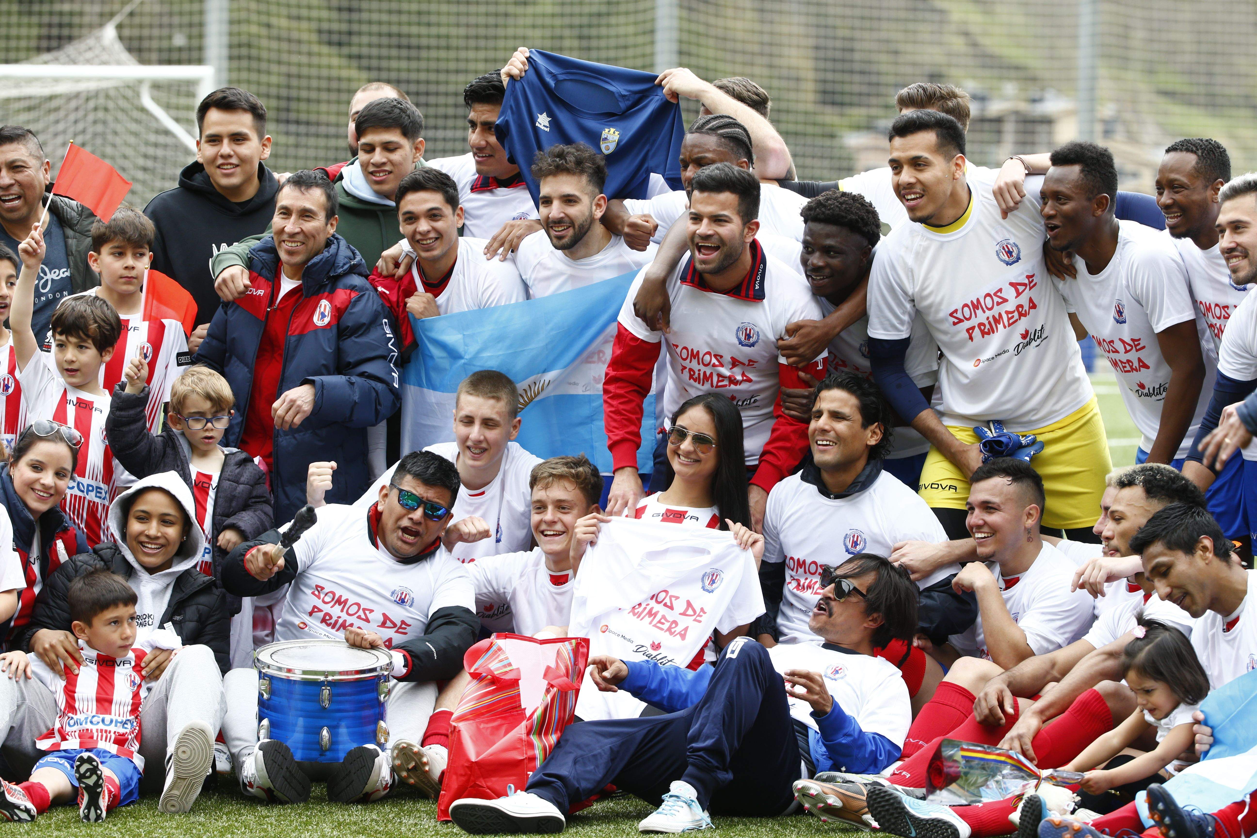 Els jugadors de l'Atlètic Amèrica amb samarretes al·lusives a l'ascens.