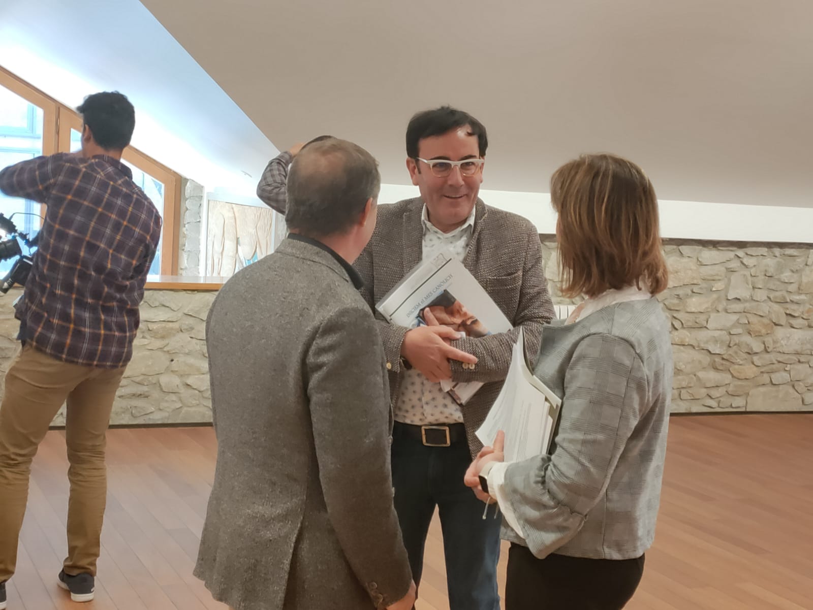 Mossèn Pepe Chisvert conversa amb els cònsols Josep Majoral i Mireia Codina abans de la roda de premsa d'aquest dilluns.