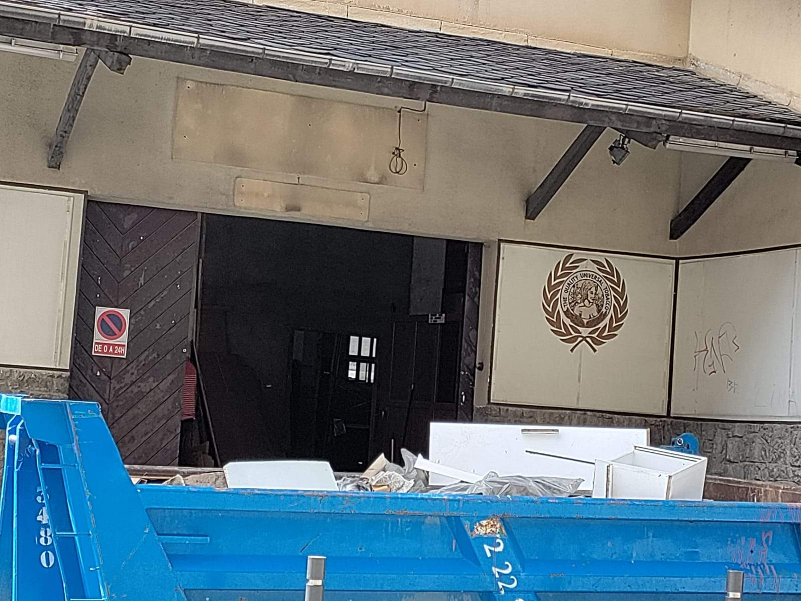 Els treballs han començat per la retirada de material de l'interior.