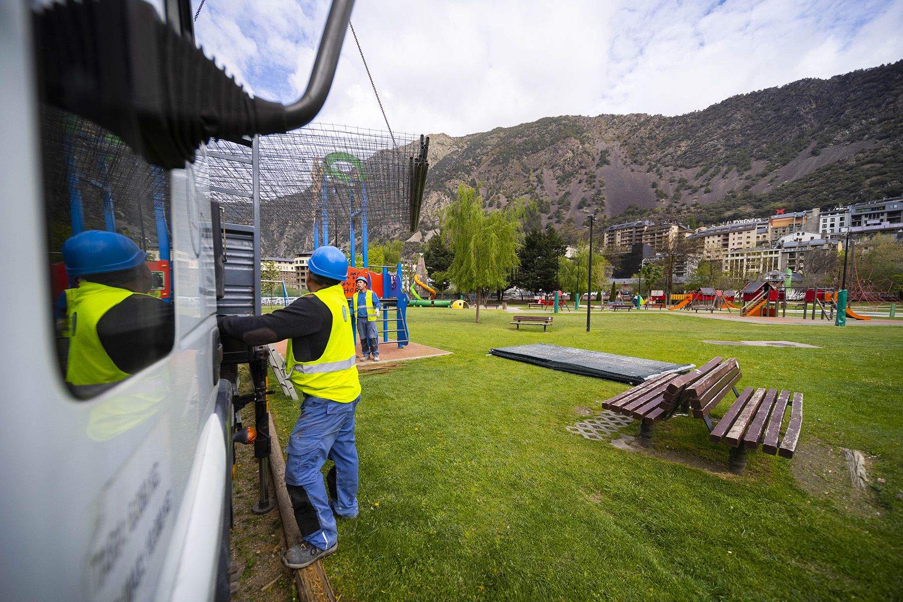 Els operaris a la zona infantil del Parc Central.