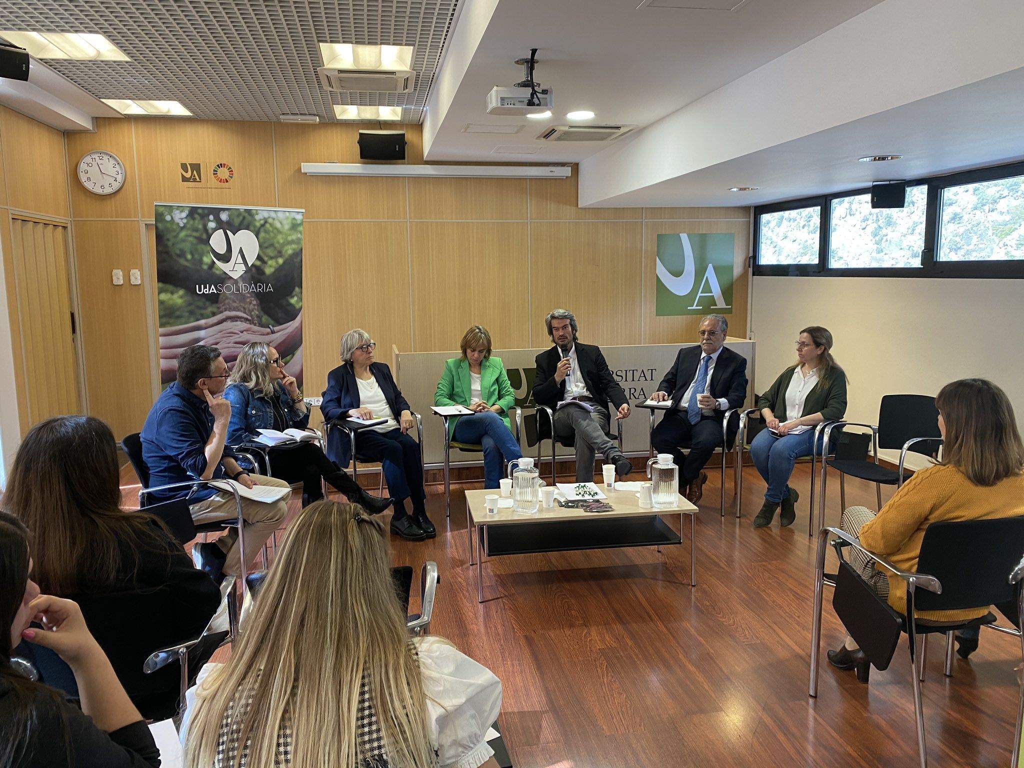 Un instant de la taula rodona amb Carlos Mur i les presenidentes de les associacions de salut mental i addiccions