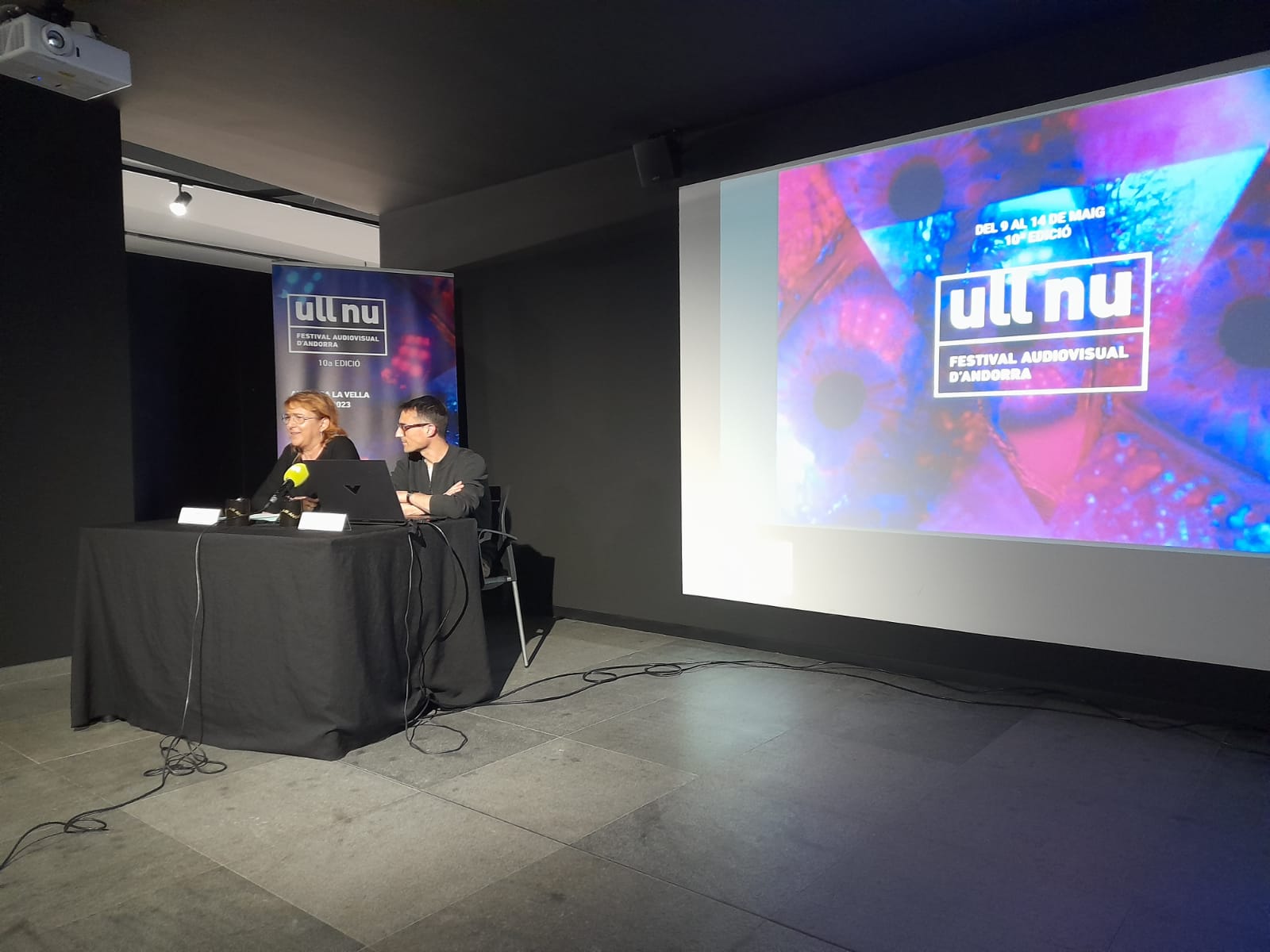 La consellera de Joventut del comú d'Andorra, Judit Ruiz, i el director d'Ull Nu, Héctor Mas