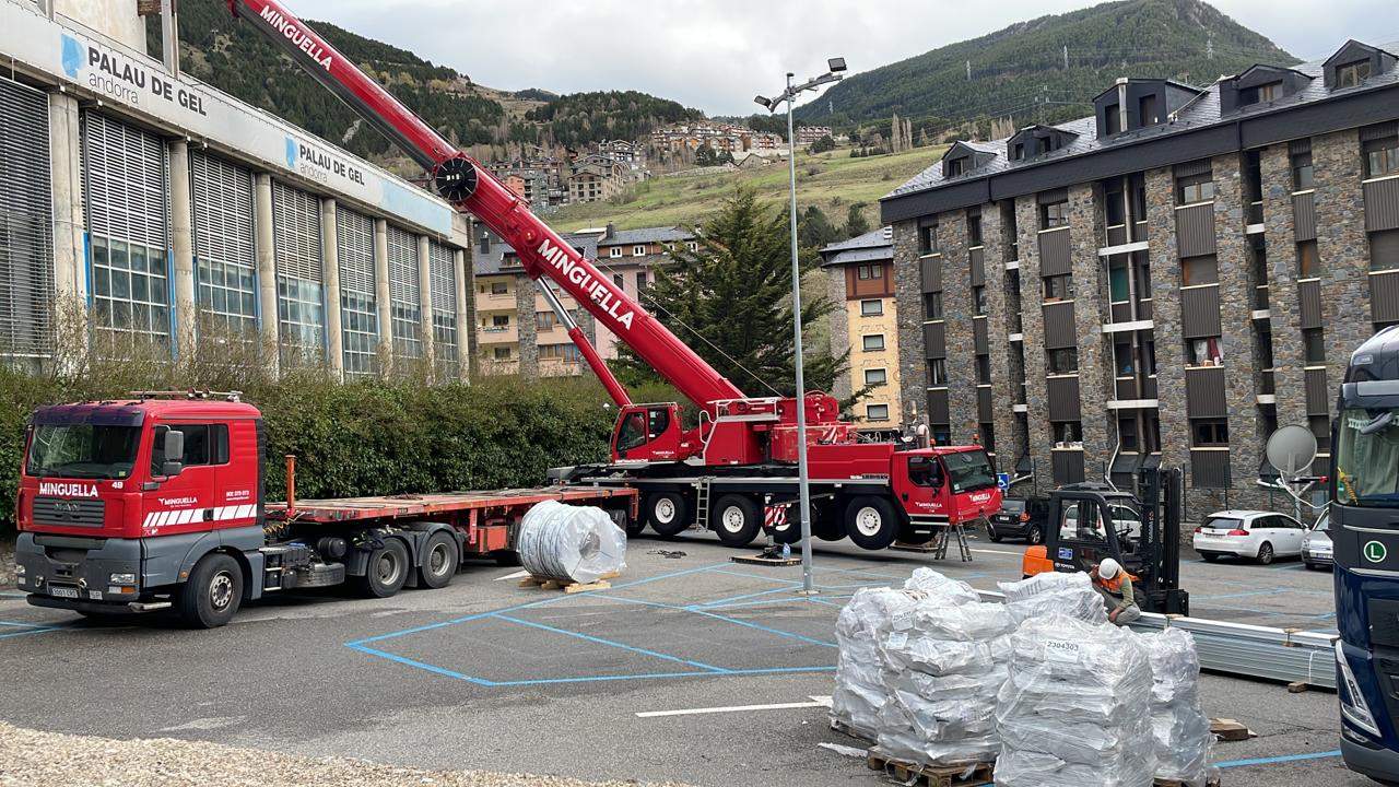 Els camions als exteriors del Palau de Gel a Canillo.