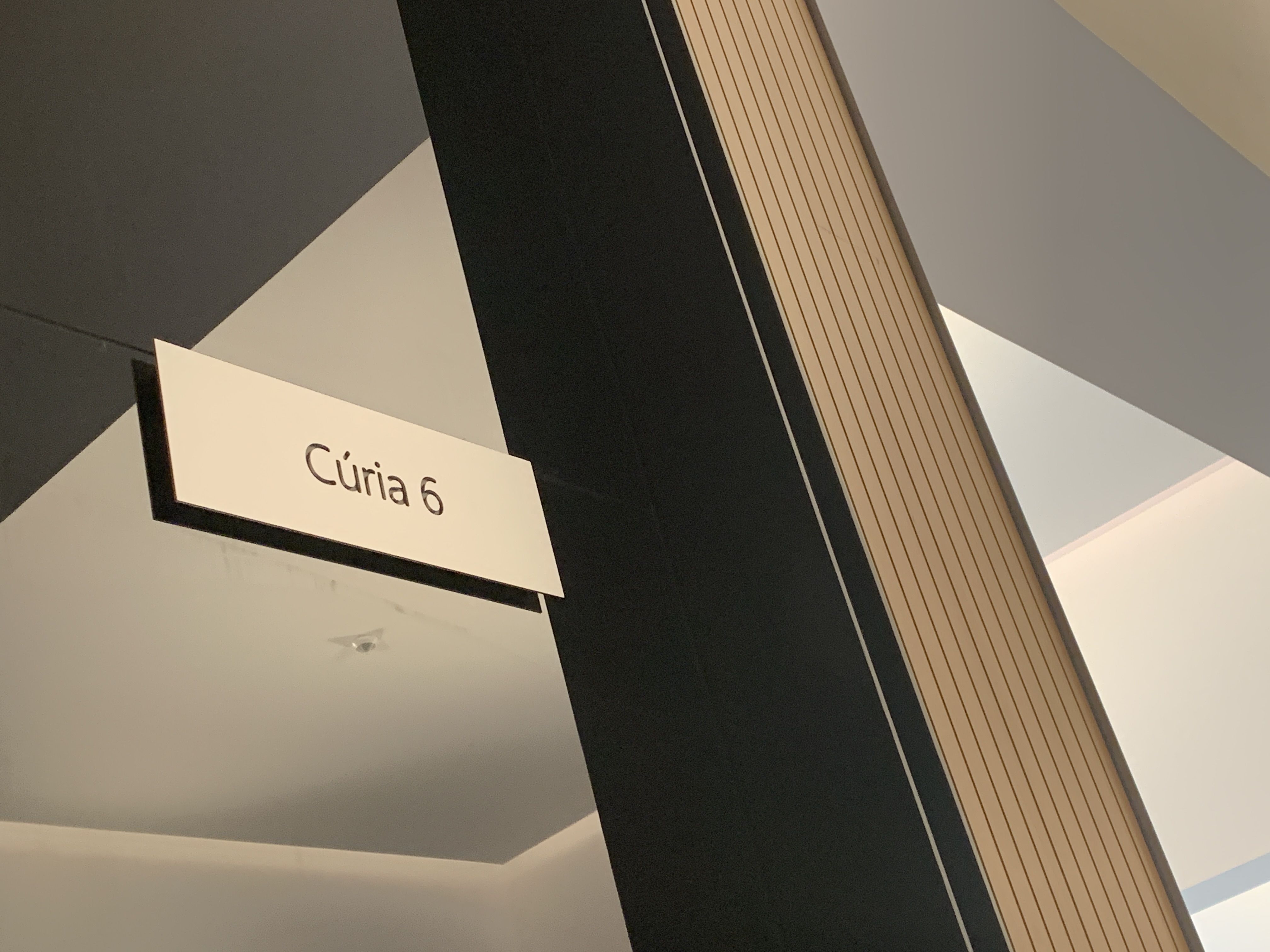 La vista s'ha de celebrar a la sala de la Cúria 6.