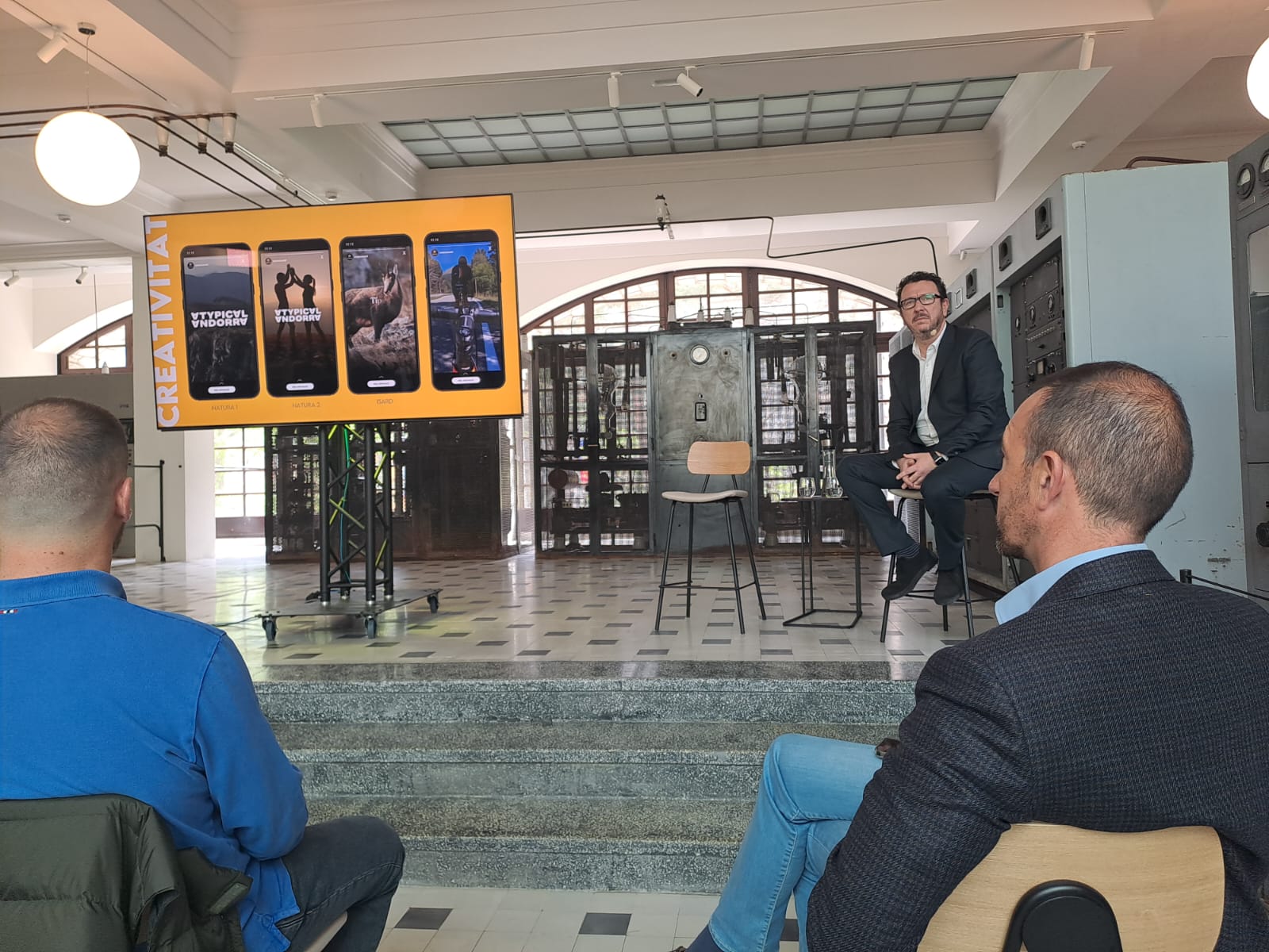 L'ara conseller general Jordi Torres Falcó segueix la presentació de la campanya d'estiu.