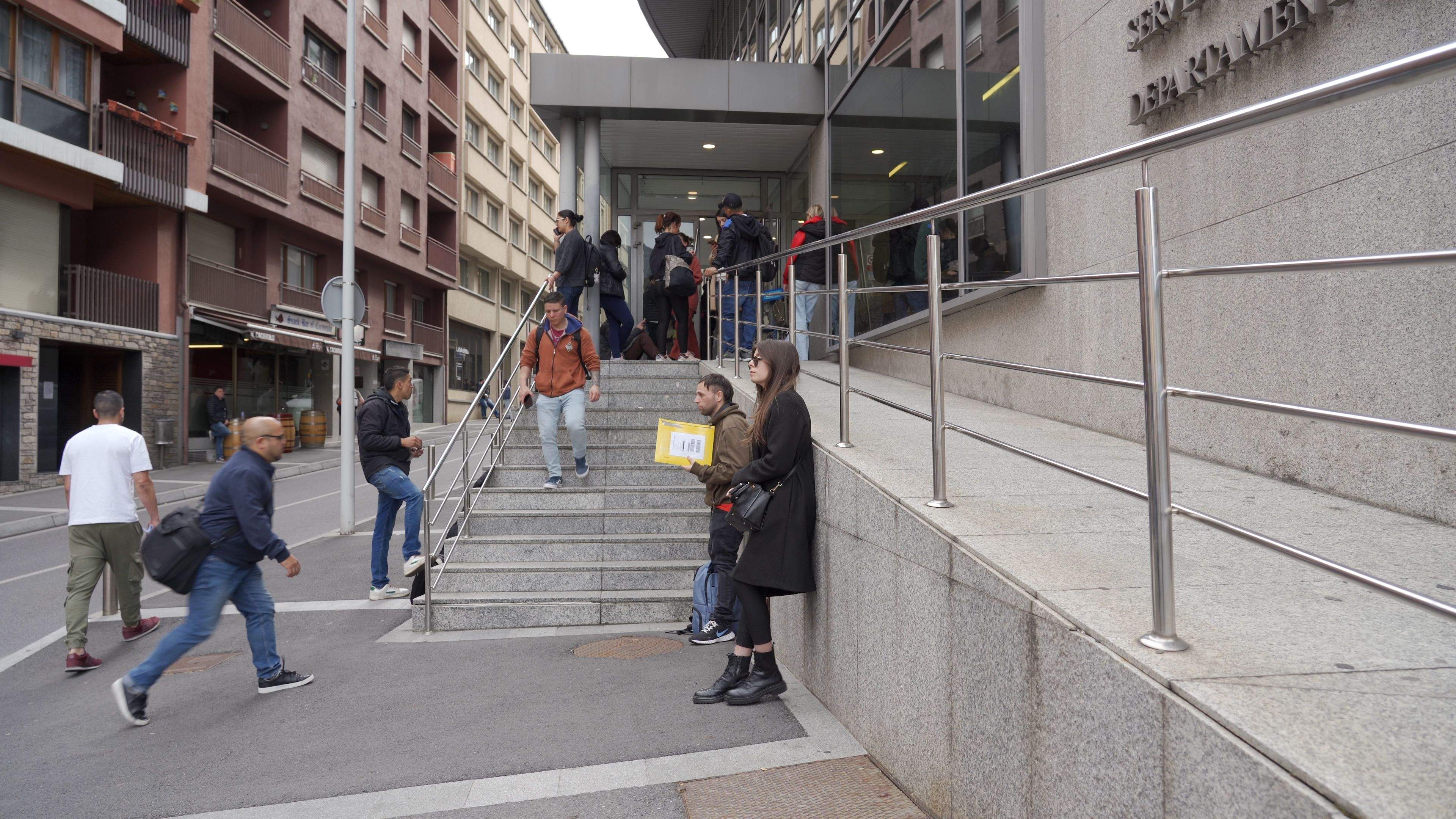 Cua a l'exterior del Servei d'Immigració.