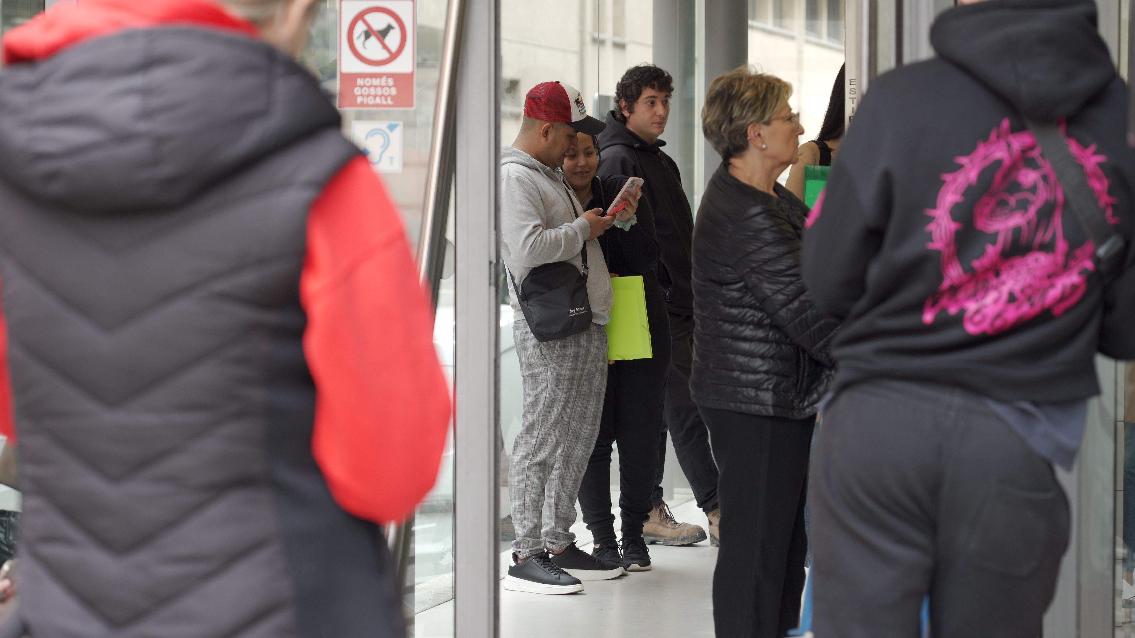 Cua al Servei d'Immigració. Cua al Servei d'Immigració.