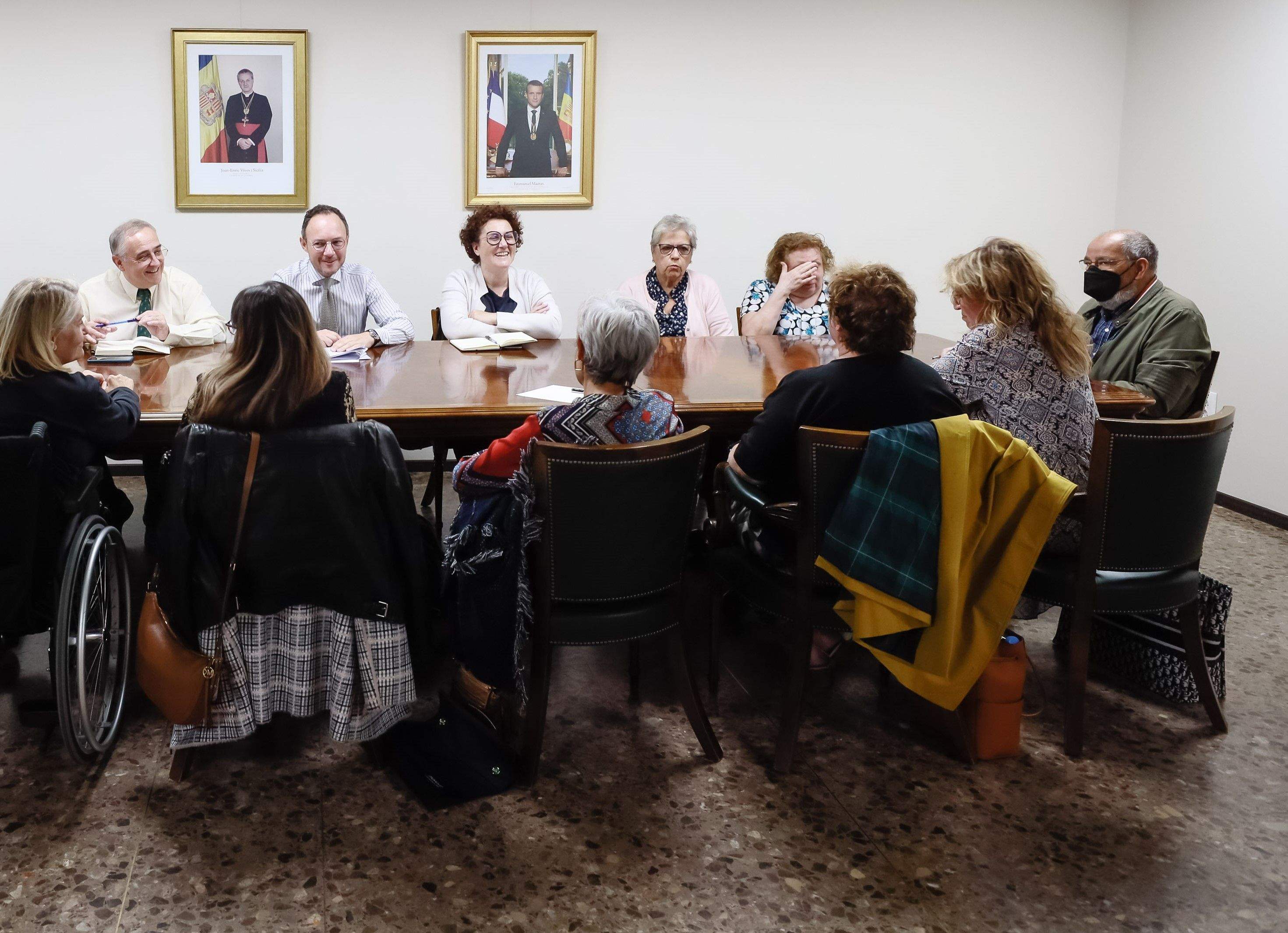 Manel Fernández, a la dreta del tot, durant una reunió de Govern amb representants de diferents associacions de persones amb discapacitat l'octubre del 2022
