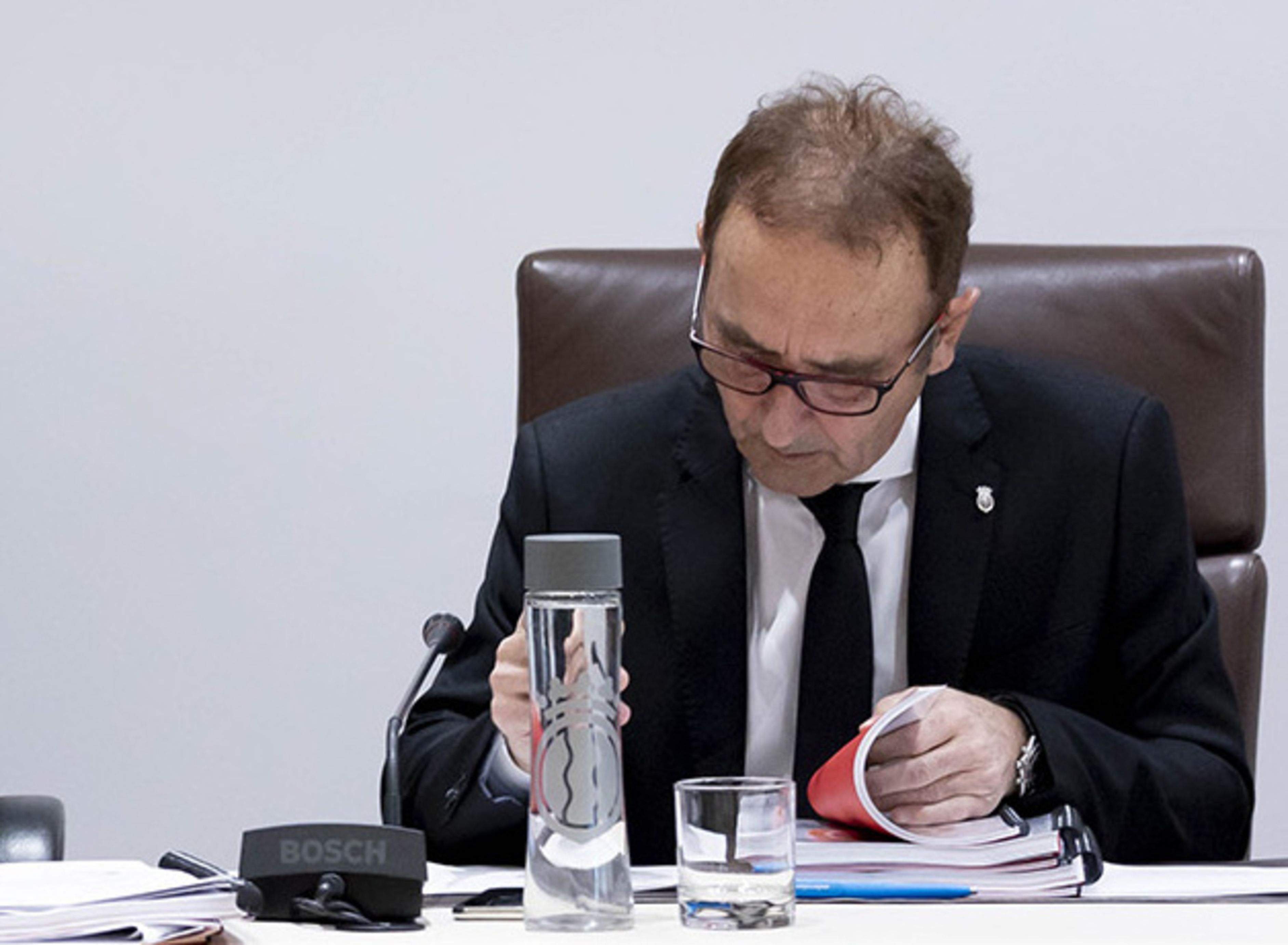 Àngel Grau, concentrat, durant una sessió de consell. Àngel Grau, concentrat, durant una sessió de consell.