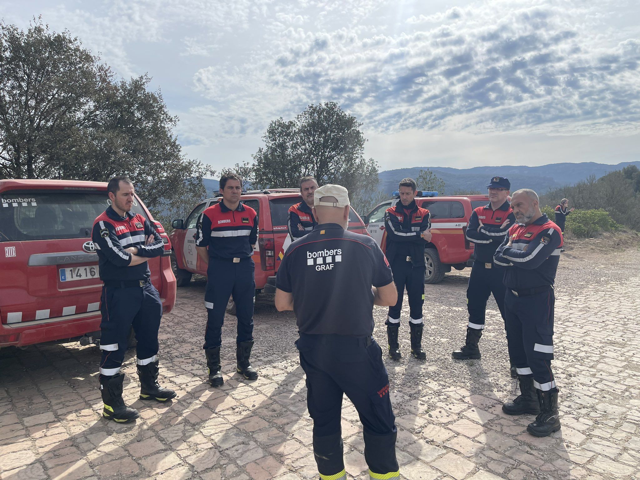 Els bombers andorrans escoltant les explicacions del comandament del GRAF al Pont de Vilomara aquest dijous.