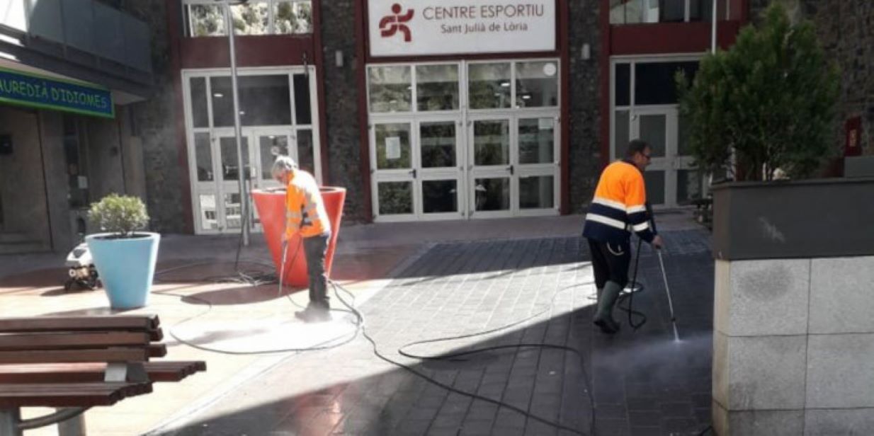 Neteja a la plaça Calonge, a Sant Julià de Lòria. Neteja a la plaça Calonge, a Sant Julià de Lòria.