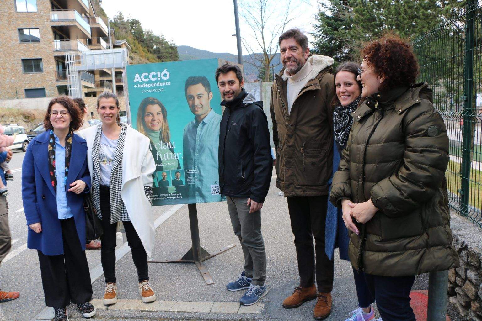 Els integrants de la candidatura electoral, que ara han deixat el partit, durant l'enganxada de cartells, amb Judith Pallarés. Els integrants de la candidatura electoral, que ara han deixat el partit, durant l'enganxada de cartells, amb Judith Pallarés.