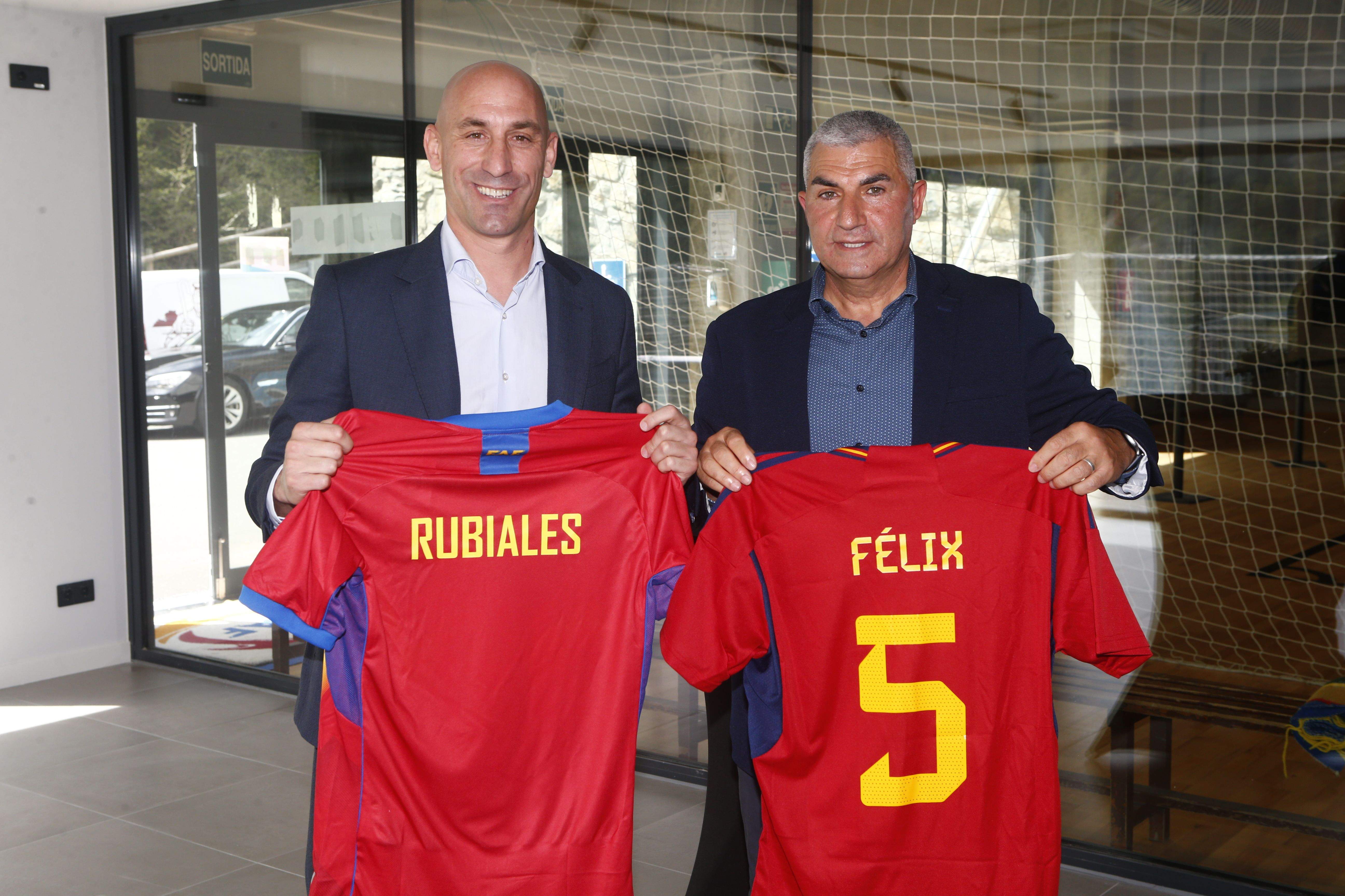 Luis Rubiales i Félix Álvarez intercanviant samarretes