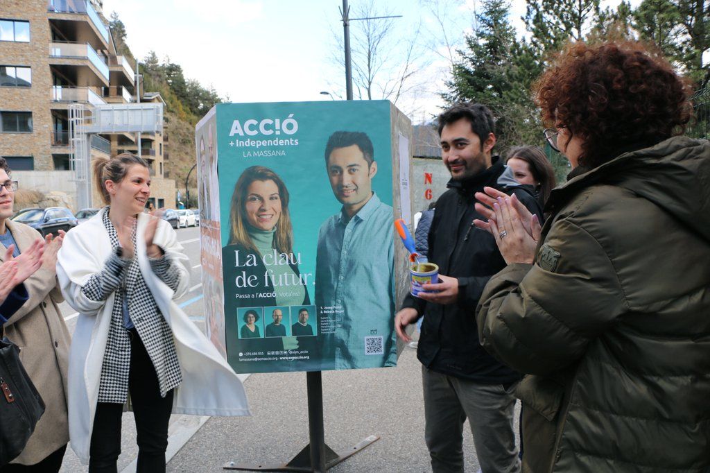 Pallarés a la Massana durant l'enganxada de cartells
