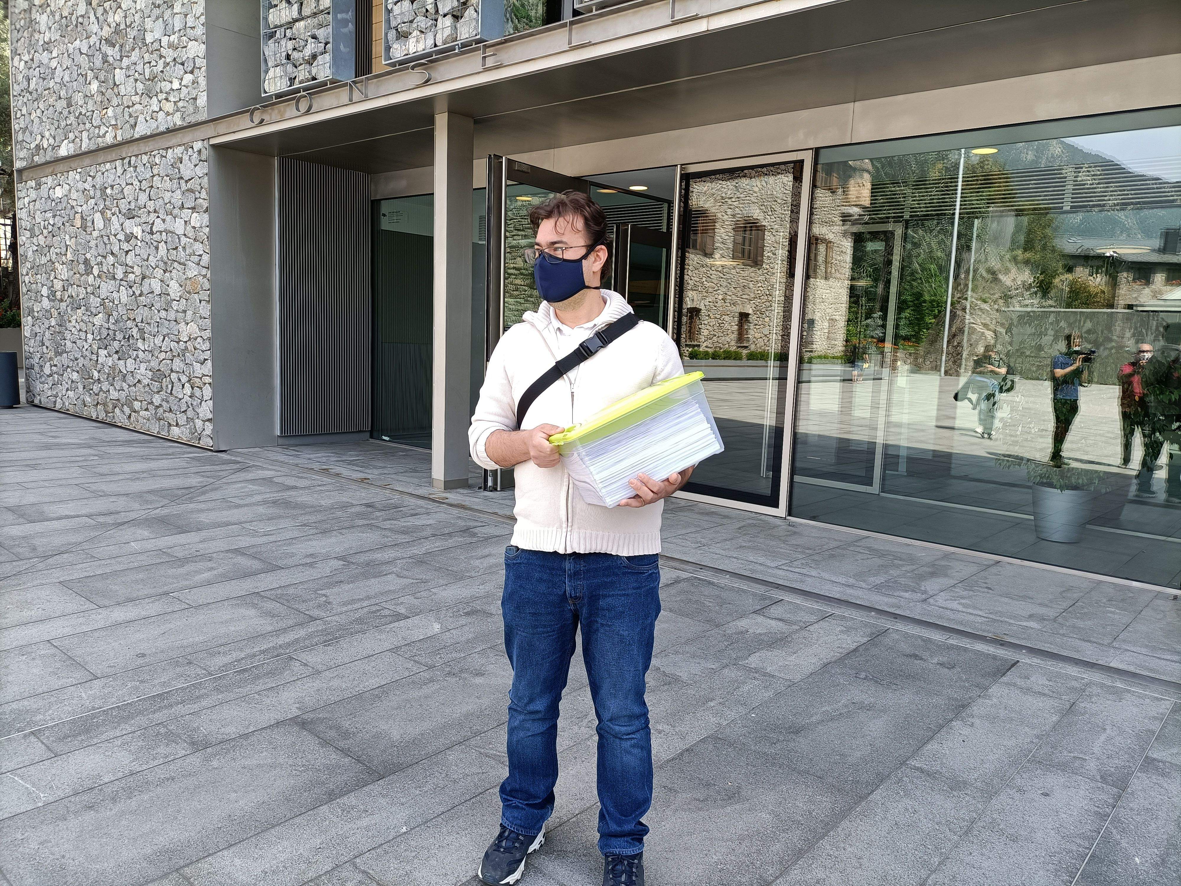 El ja expresidentd e l'ACU, Lluís Ferreira, en el seu dia presentant les signatures contra la taxa verda