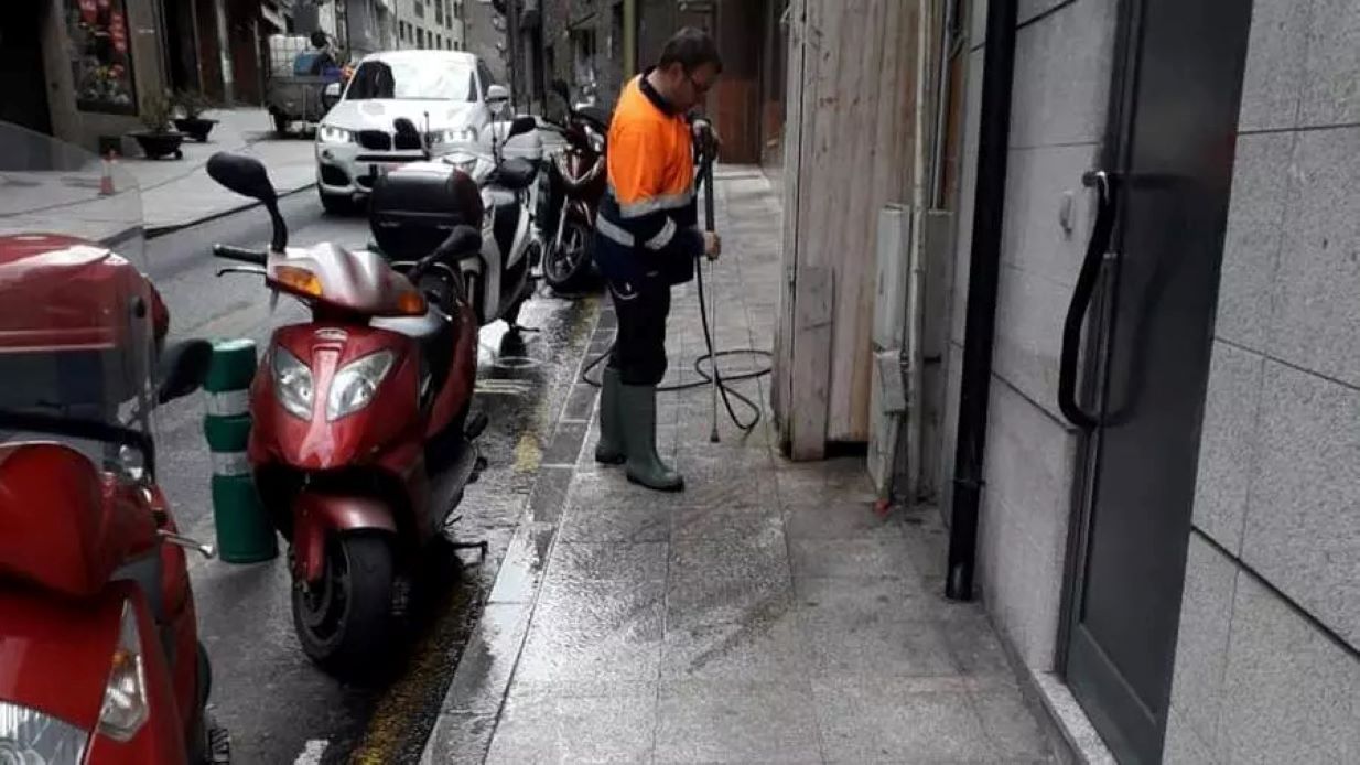 Neteja a la vorera del carrer doctor Palau, a Sant Julià de Lòria. Neteja a la vorera del carrer doctor Palau, a Sant Julià de Lòria.
