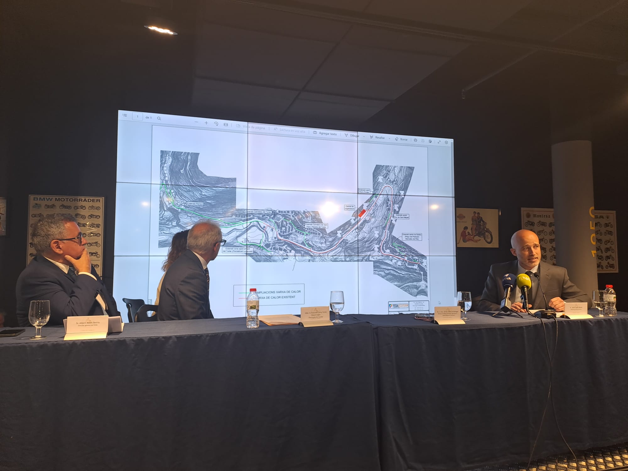 Albert Moles, Francesc Camp i Sílvia Calvó escolten com Jordi Travé dona detalls de l'ampliació.