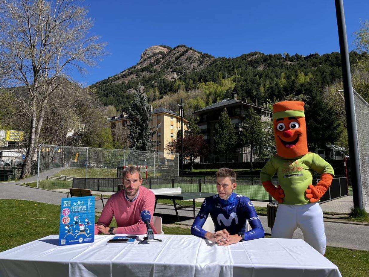 Kevin Poulet i Carlos Verona amb la mascota durant la presentació del FestiSport 2023.