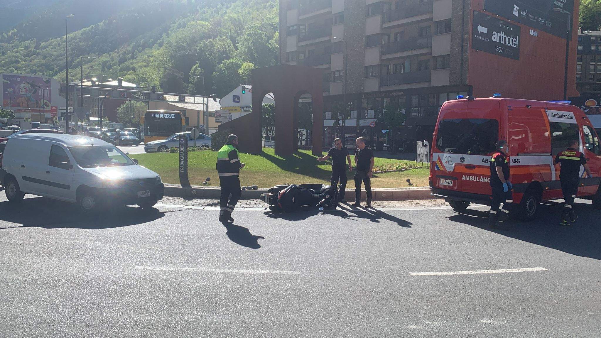 La moto ha caigut a terra a la rotonda.