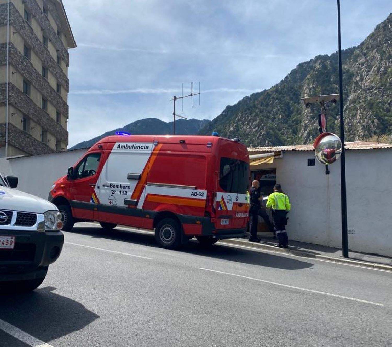 L'ambulància atenent el ferit de l'accident a la carretera de la Comella.