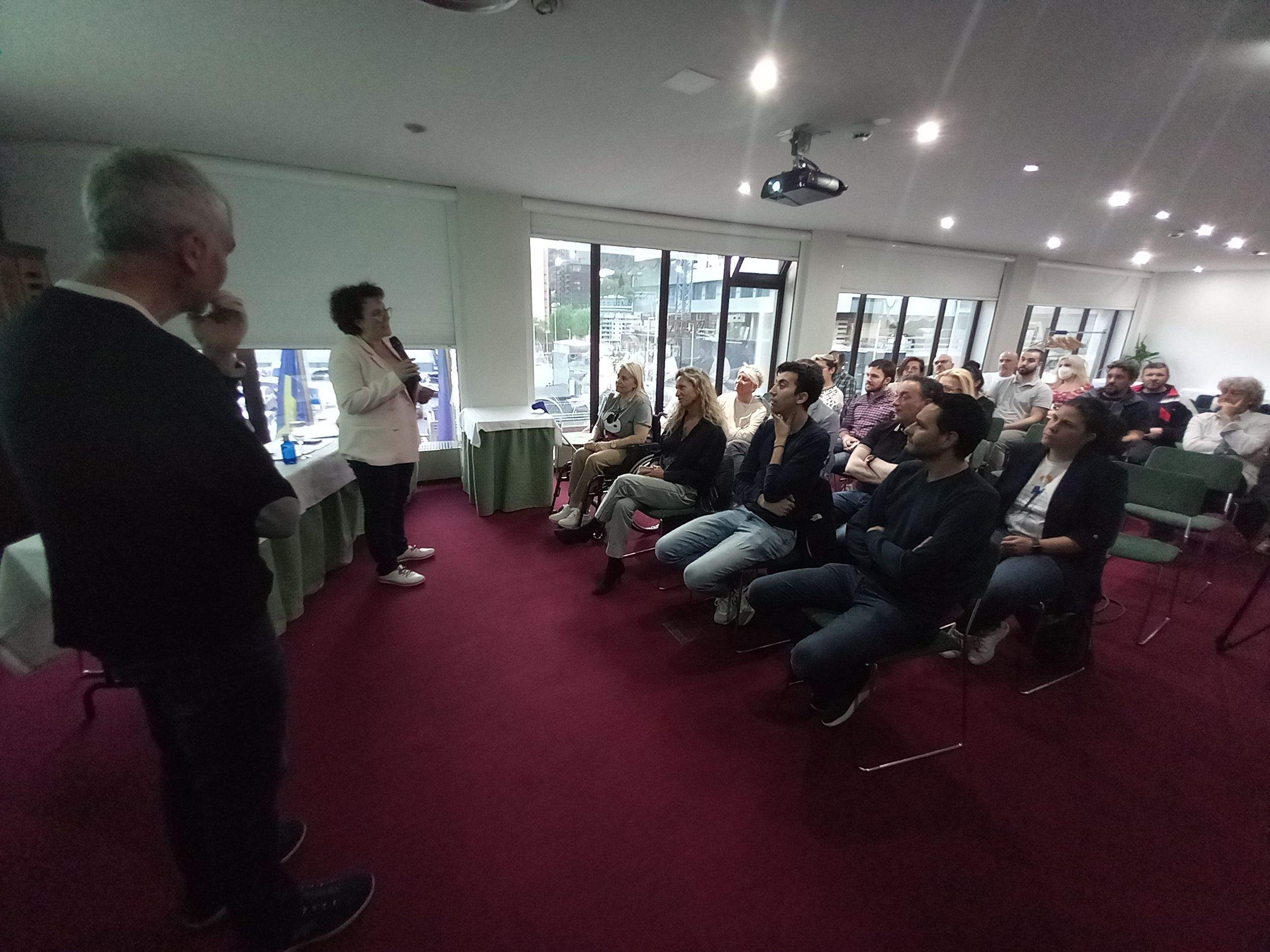 Judith Pallarés dirigint-se als assistents a l'assemblea.