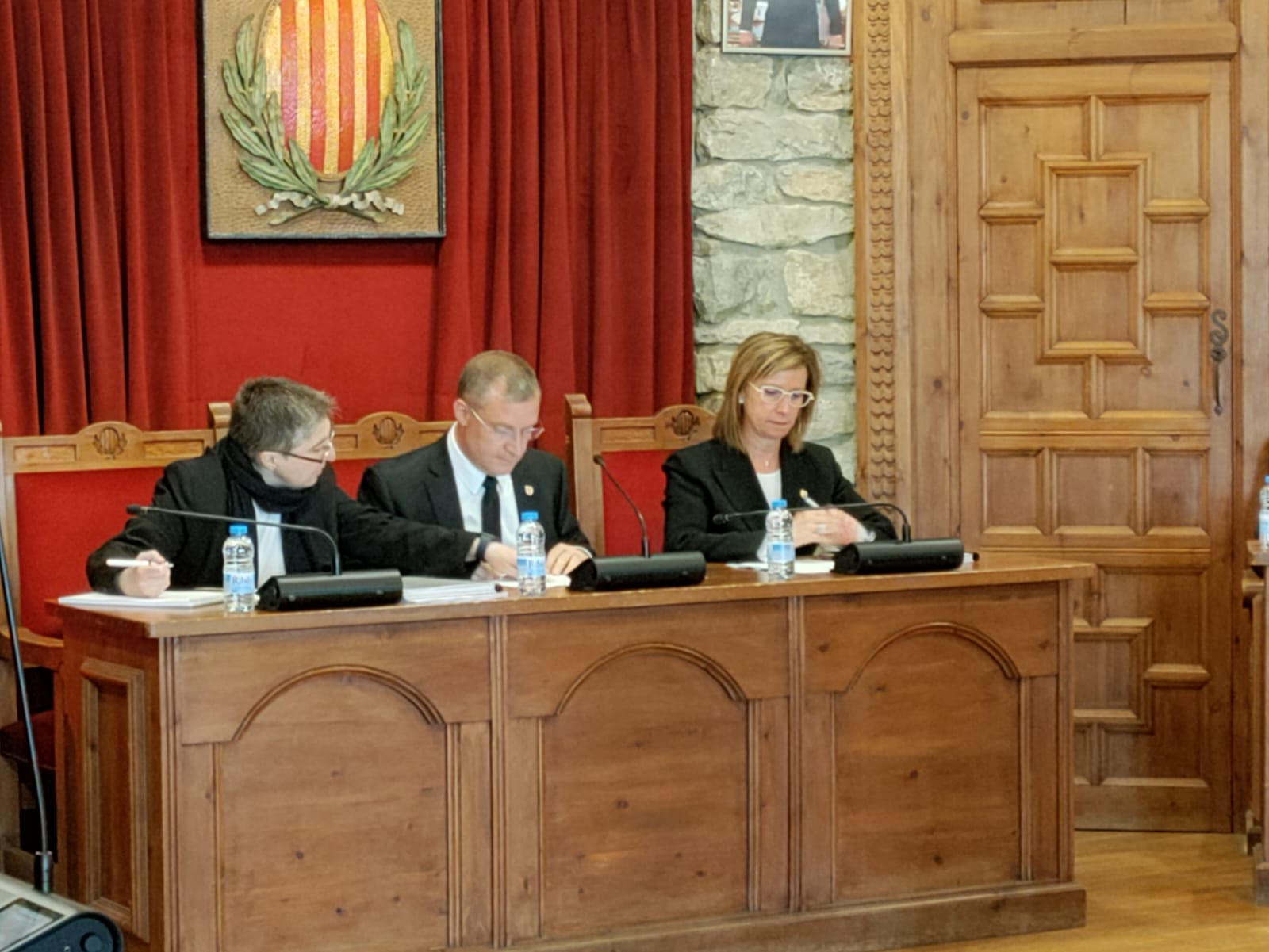 Els cònsols i la secretaria general del comú de Sant Julià de Lòria durant la sessió d'aquest dijous.