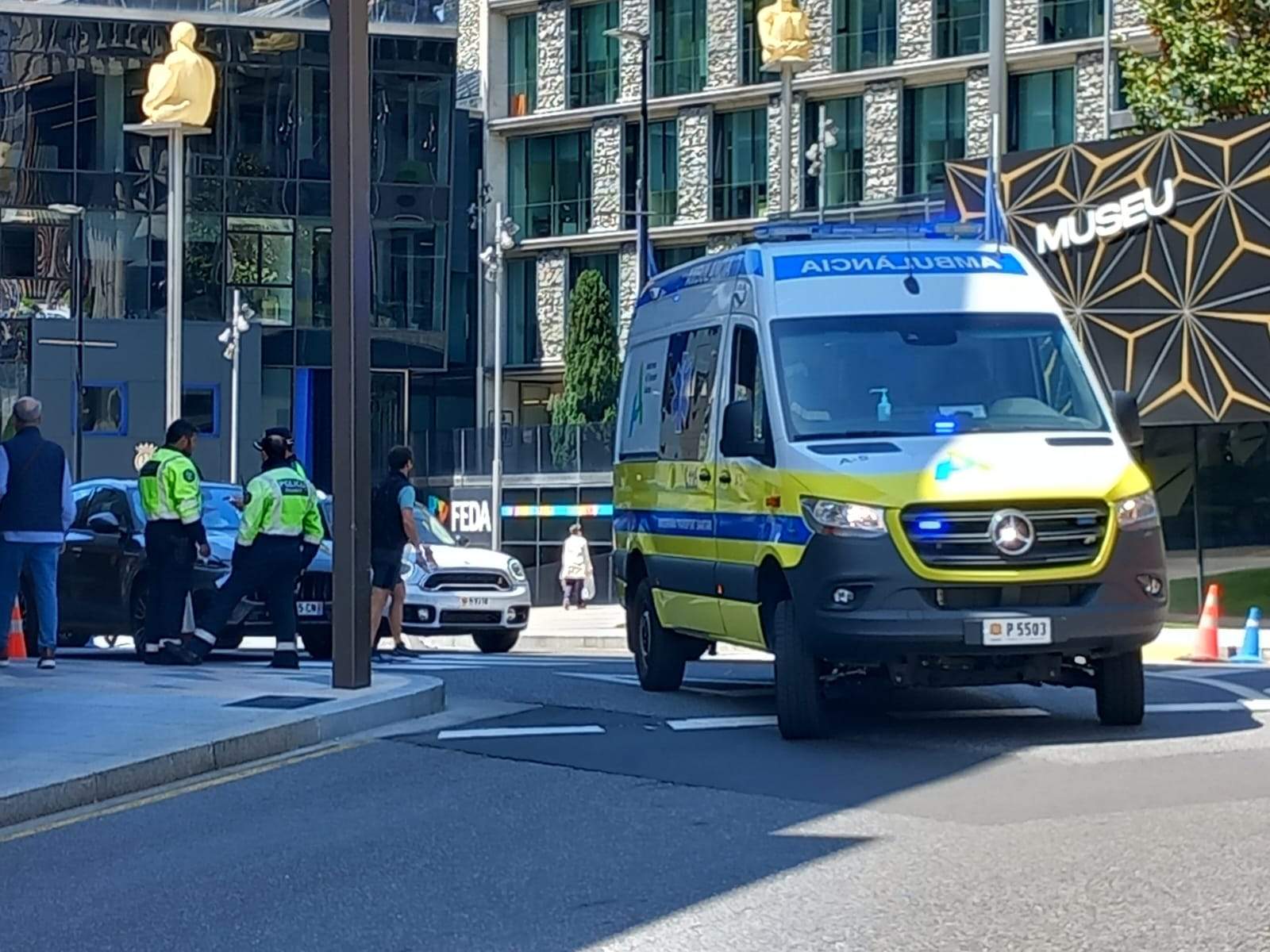 L'ambulància que s'ha endut la ferida.