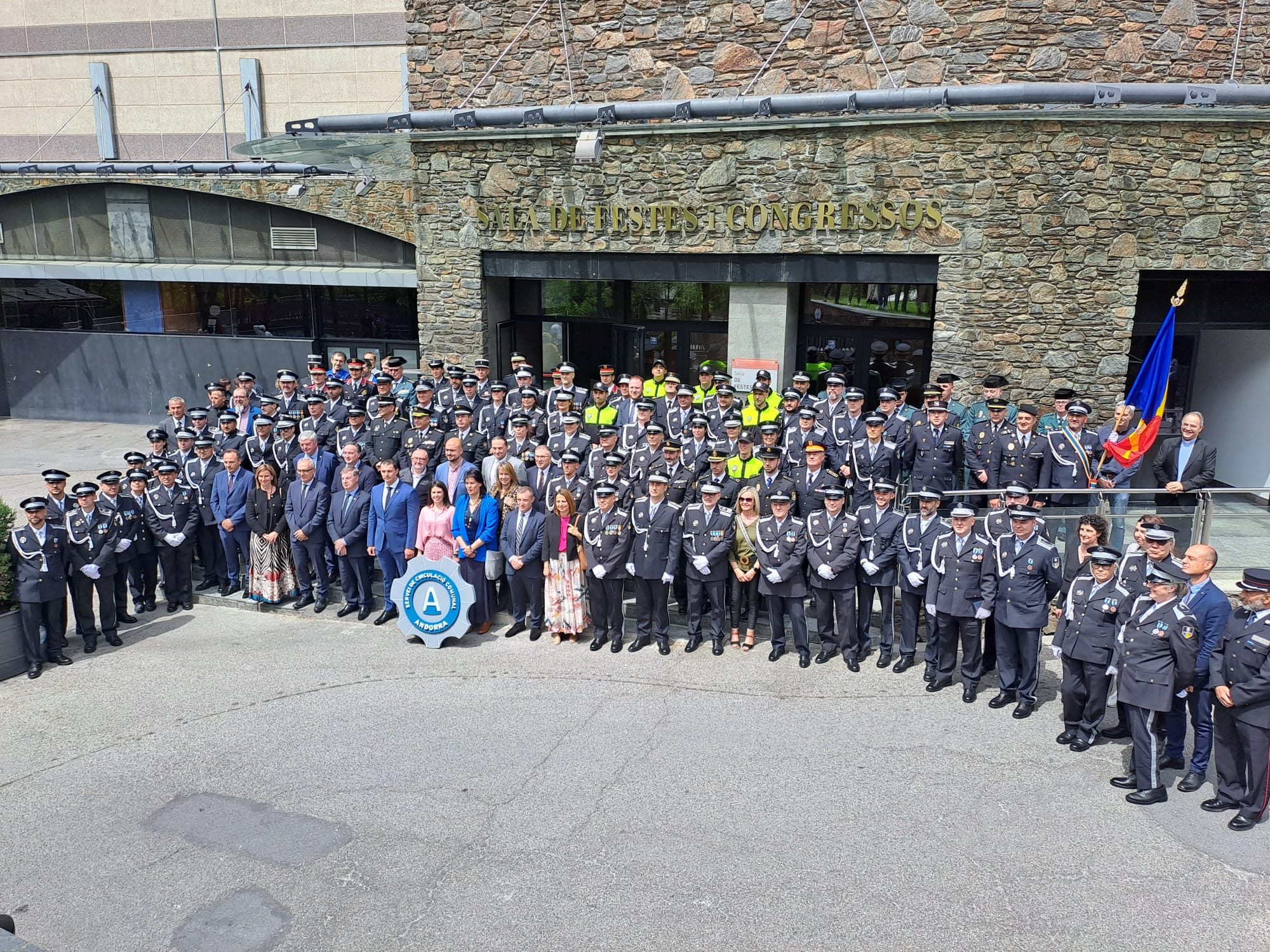 Foto de família de tots els assistents a la diada.