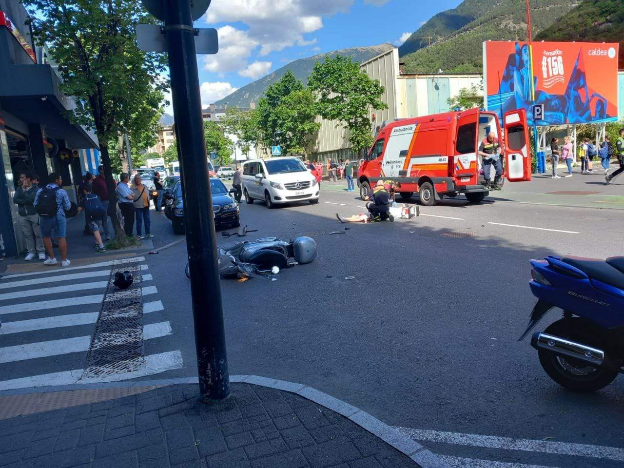 El motorista sent atès a terra amb la moto al costat.