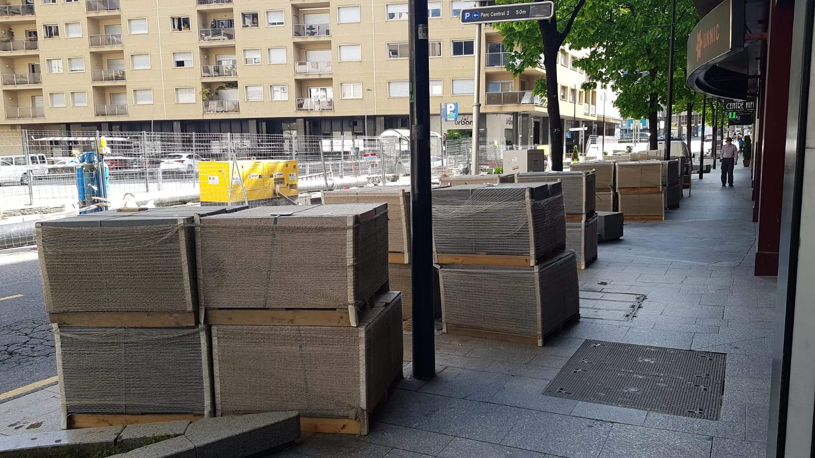 PALETS DE PANOTS AL BELL MIG DE LA VORAVIA.