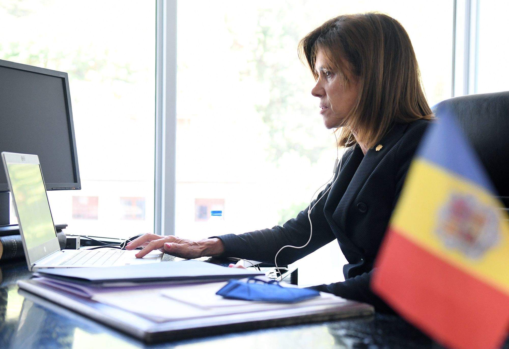 Ester Vilarrubla, ministra en funcions, treballant al seu despatx en una imatge d'arxiu.