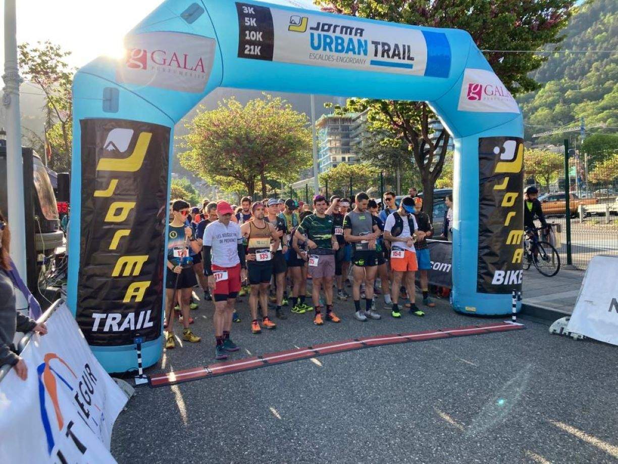 Els participants a la cursa de 21 km abans de la sortida.