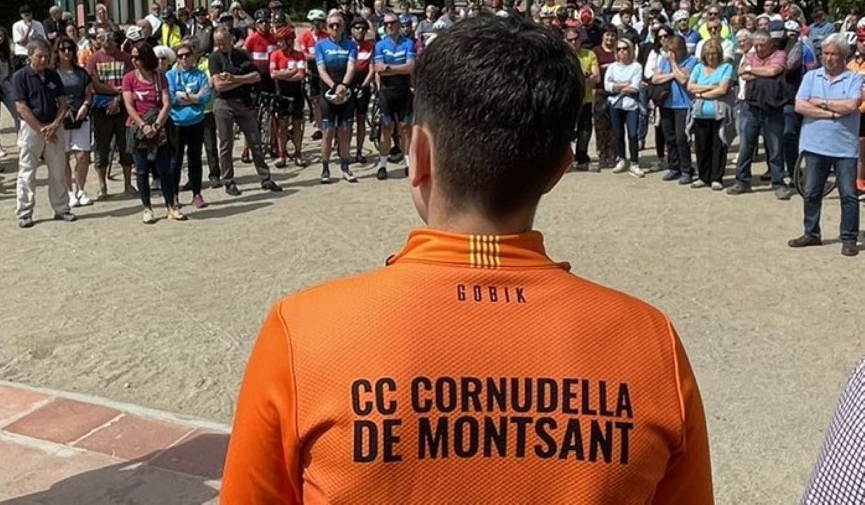 Un ciclista s'adreça als assistents a l'homenatge aquest diumenge a Cornudella.