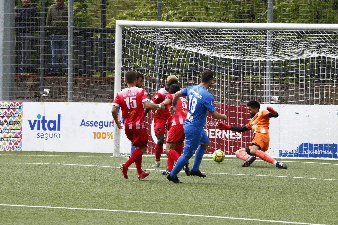 Casadesús marca el tercer gol de l'Atlètic Escaldes en el partit contra la Penya Encarnada.