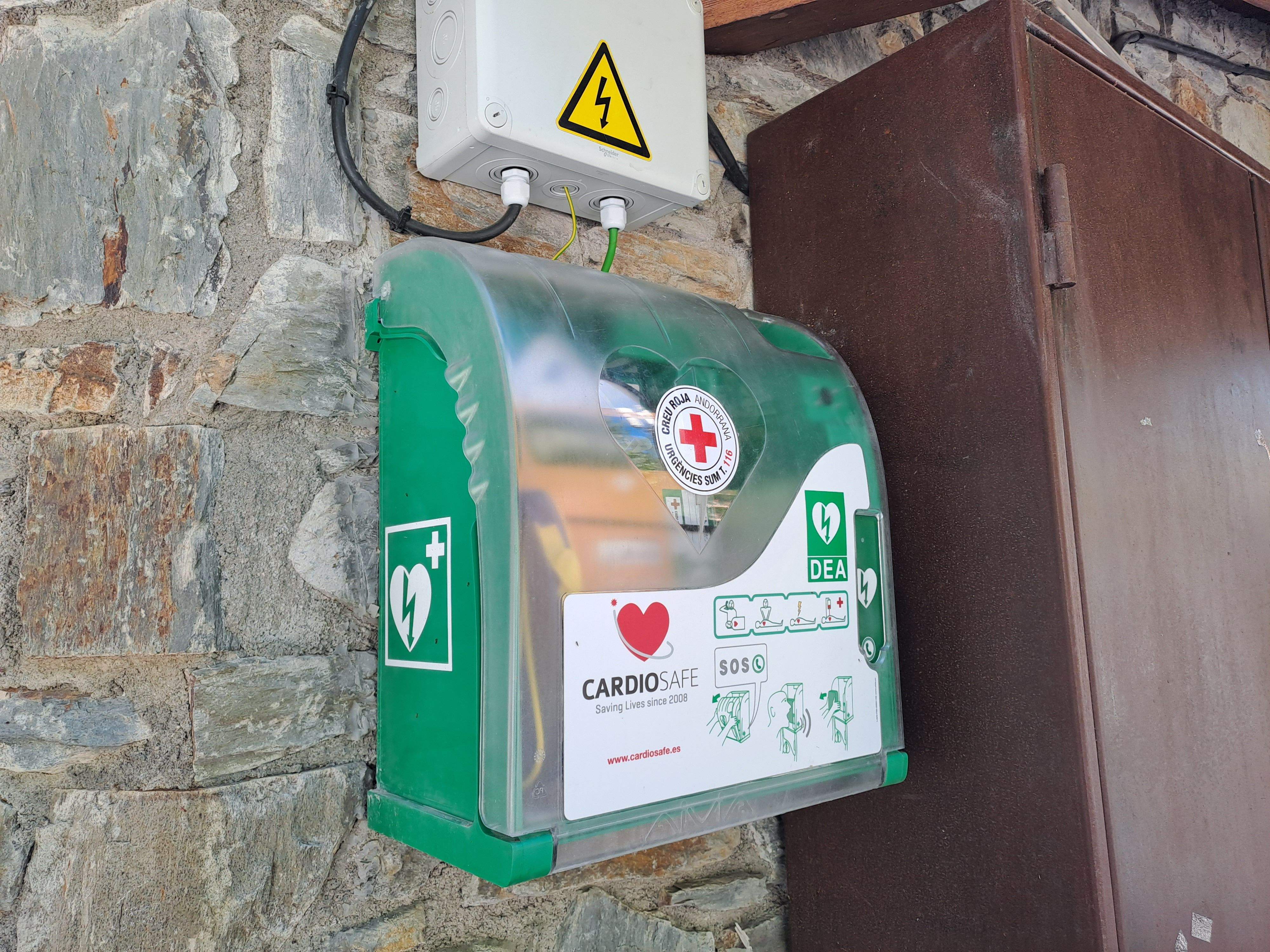 Un dels tretze desfribril·ladors instal·lats.