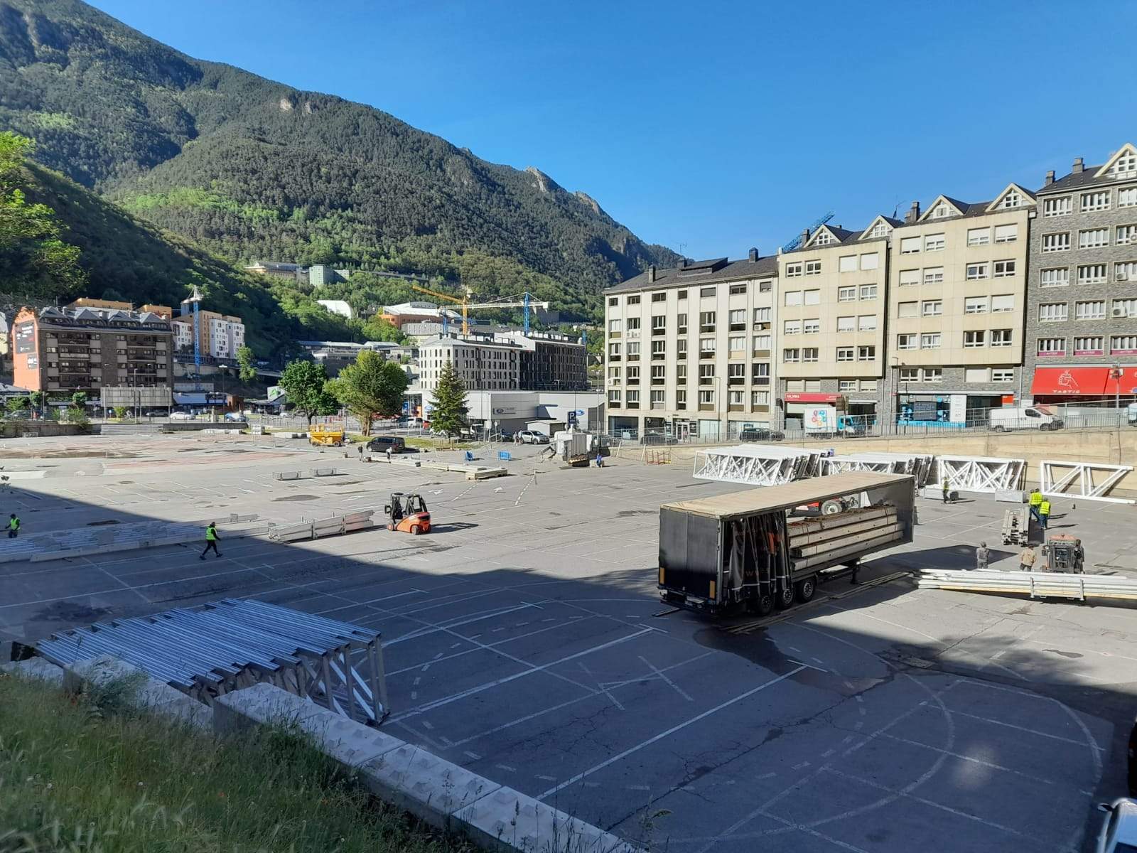 Els operaris treballant per començar a muntar la carpa del Cirque du Soleil