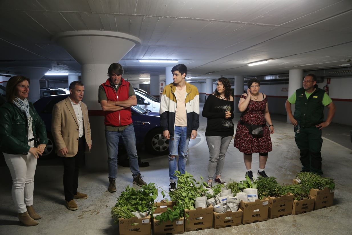 Els cònsols Mireia Codina i Josep Majoral amb alguns dels participants en el projecte aquest dilluns a Sant Julià de Lòria.