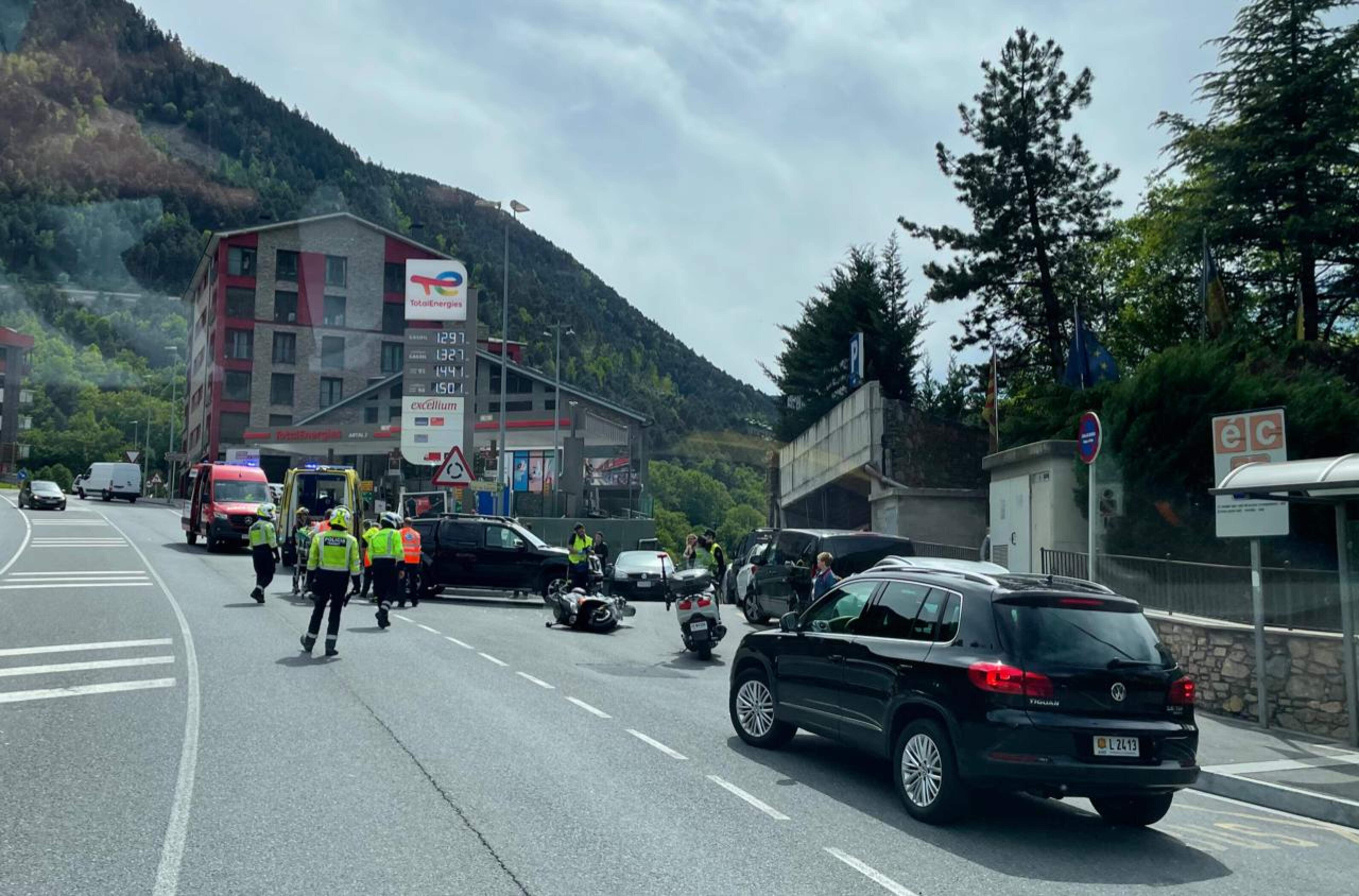 Els equips de seguretat i emergència al punt de l'accident, amb la moto encara per terra.