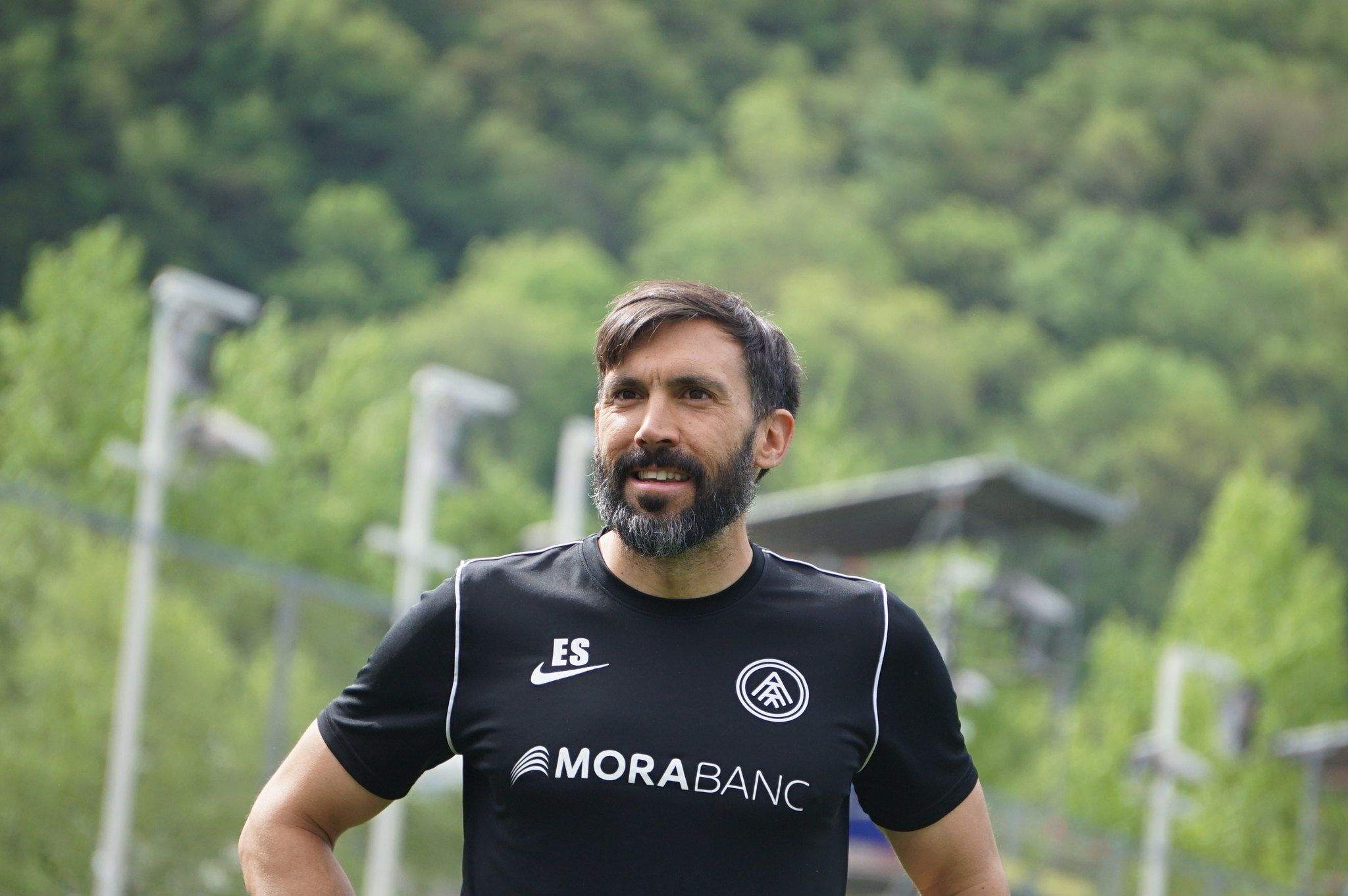 Eder Sarabia dirigint un entrenament amb l'FC Andorra