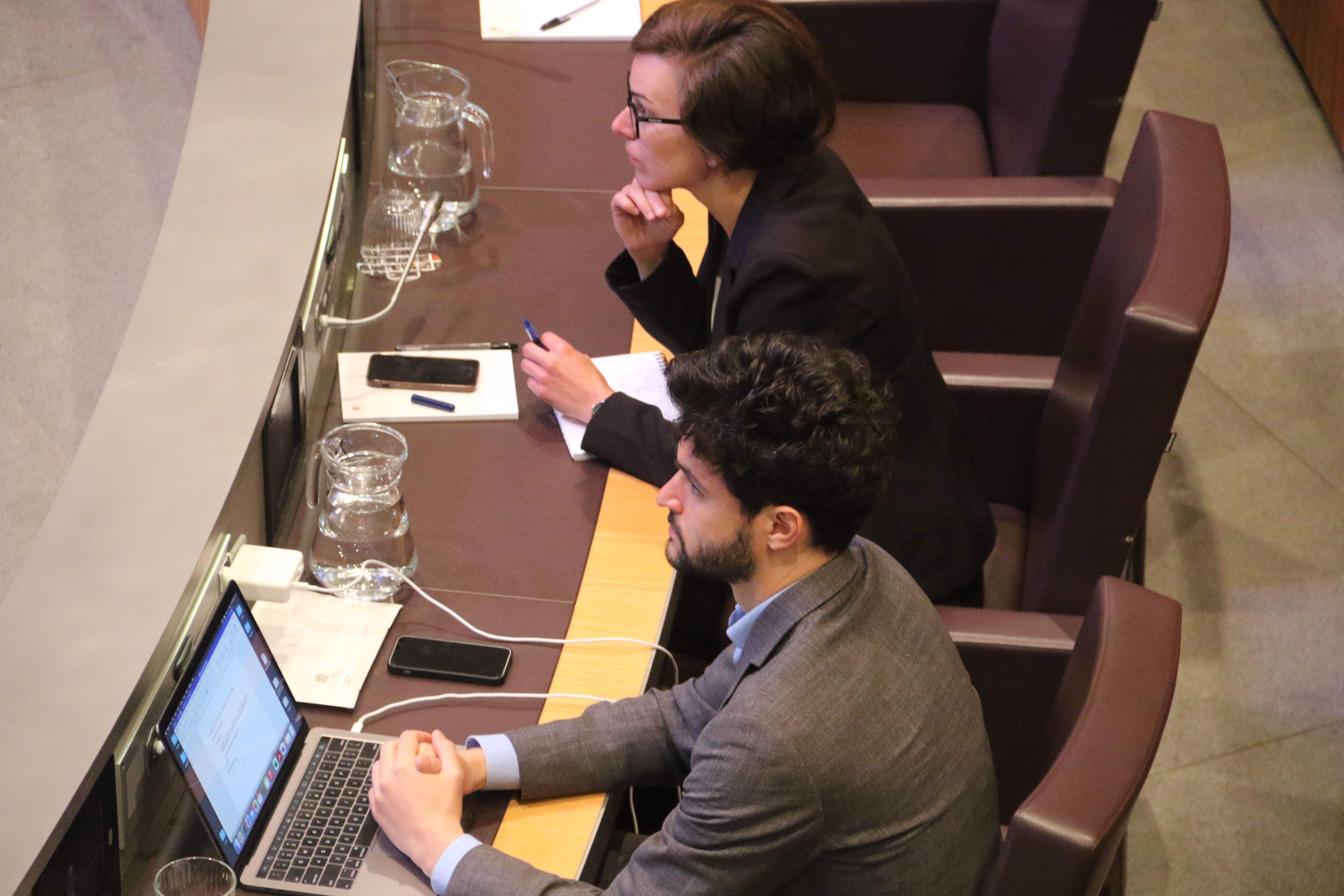 Cerni Escalé i Núria Segués, durant el debat d'investidura.