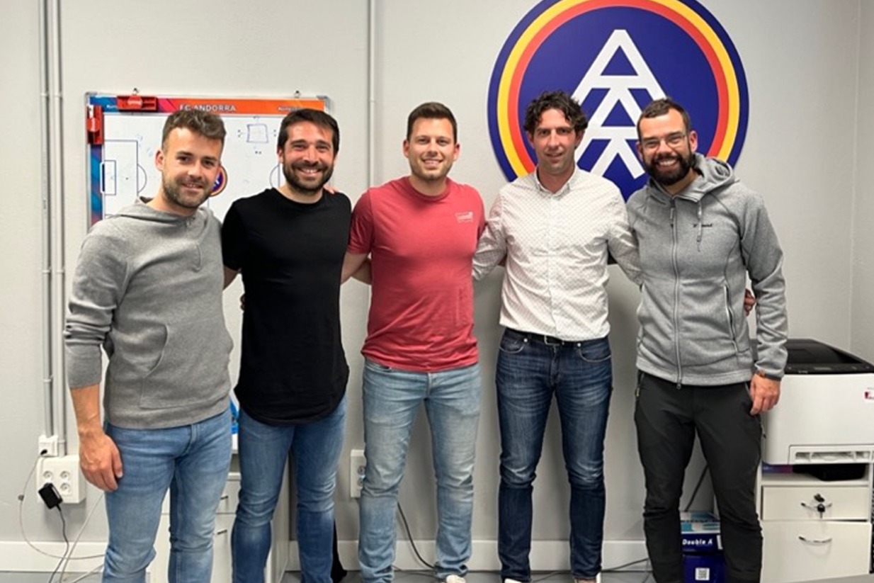Representants de l'FC Andorra i de la Uvic després de signar l'acord.