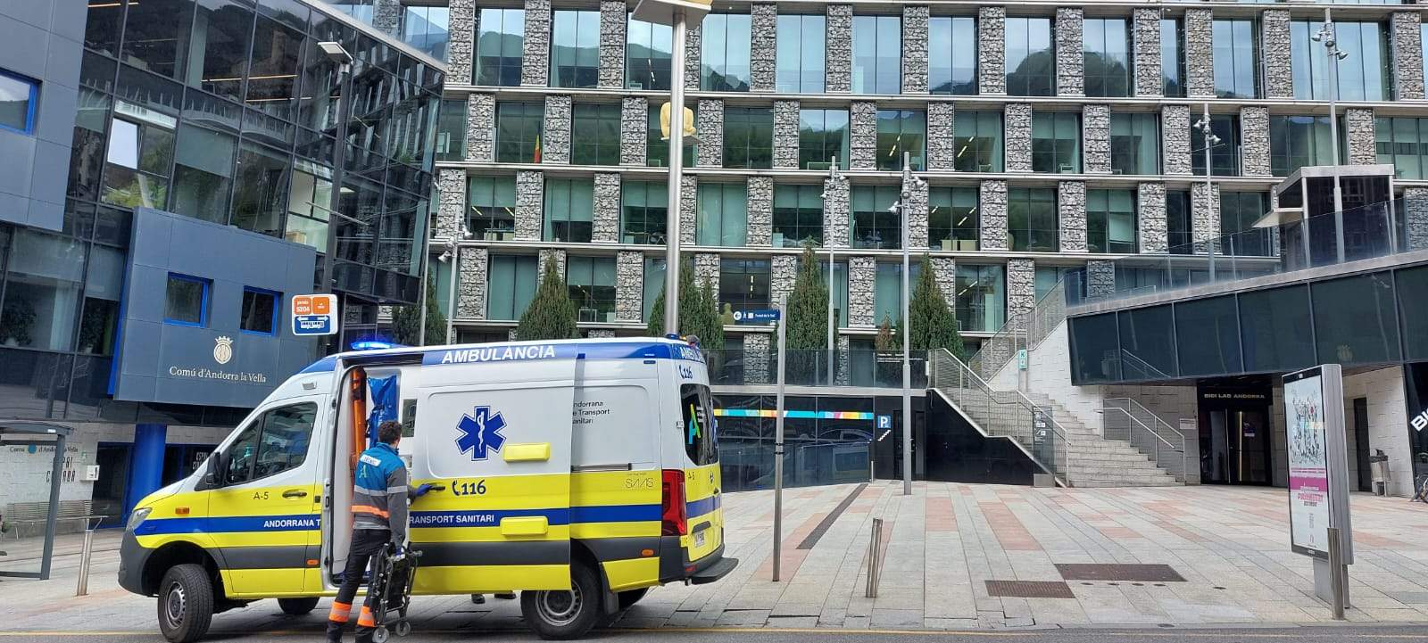 L'ambulància ha arribat al Consell General per atendre a Cerni Escalé