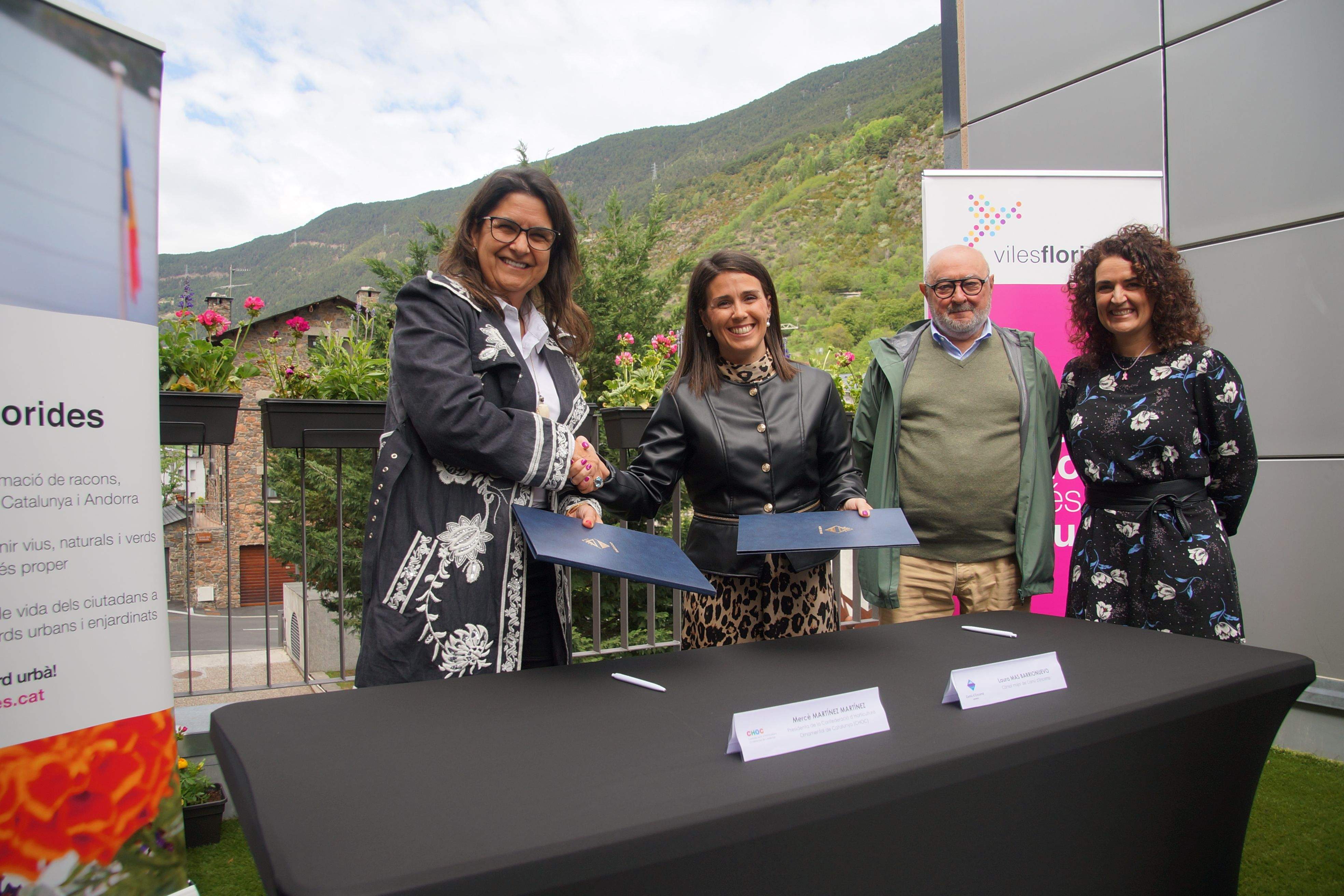 Mas i Martínez se saluden després de signar l'acord.