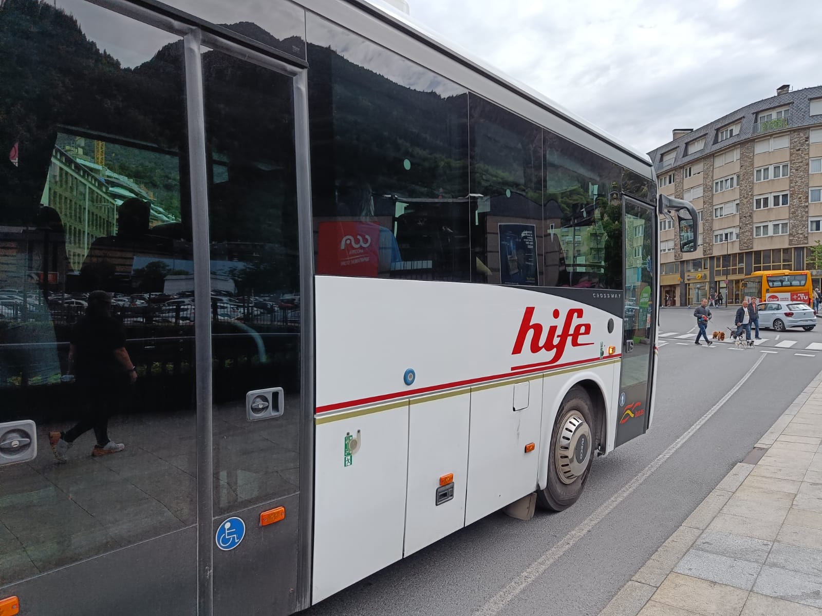 Un autocar d'Hife al carrer Prat de la Creu