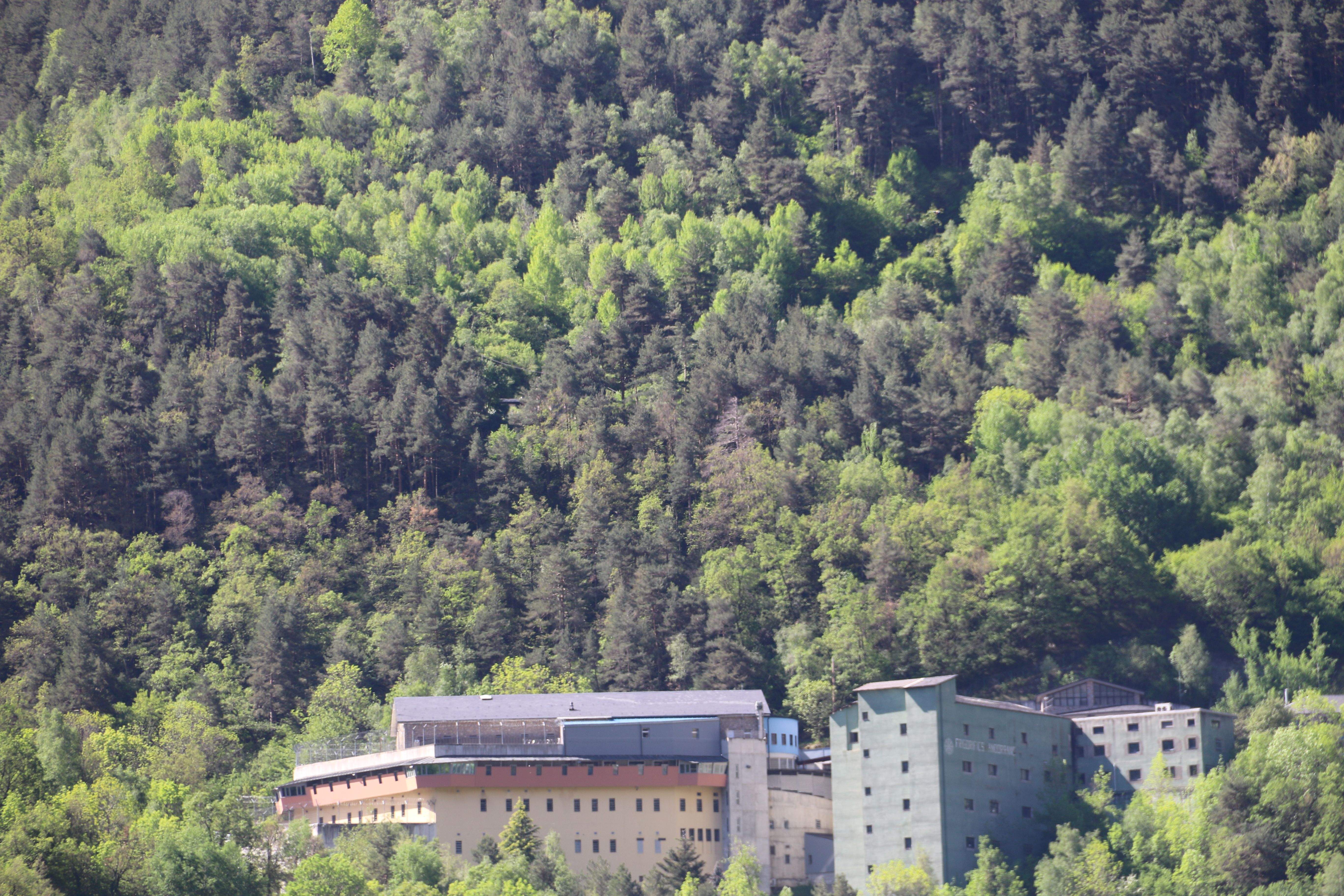Una vista del centre penitenciari des de la Plaça del Poble.